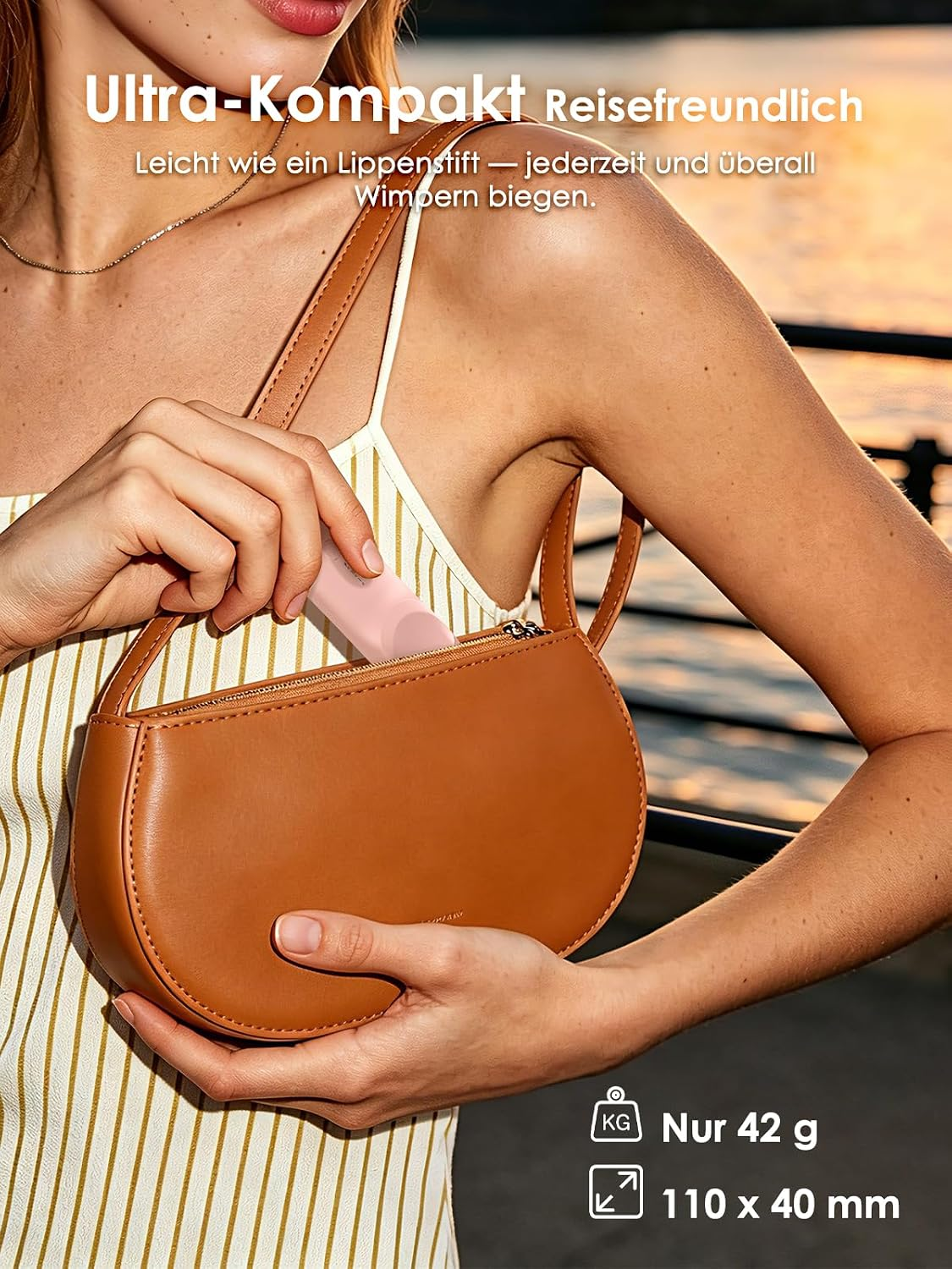 Eine Frau in weiß-gelbem Top hält eine braune Handtasche und packt ein pinkes Gerät ein.