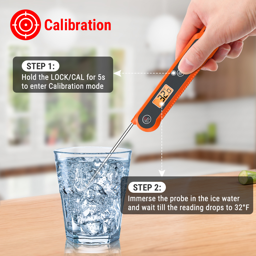 Anleitung zur Kalibrierung eines digitalen Fleischthermometers mit Eiswasser in einem Glas.