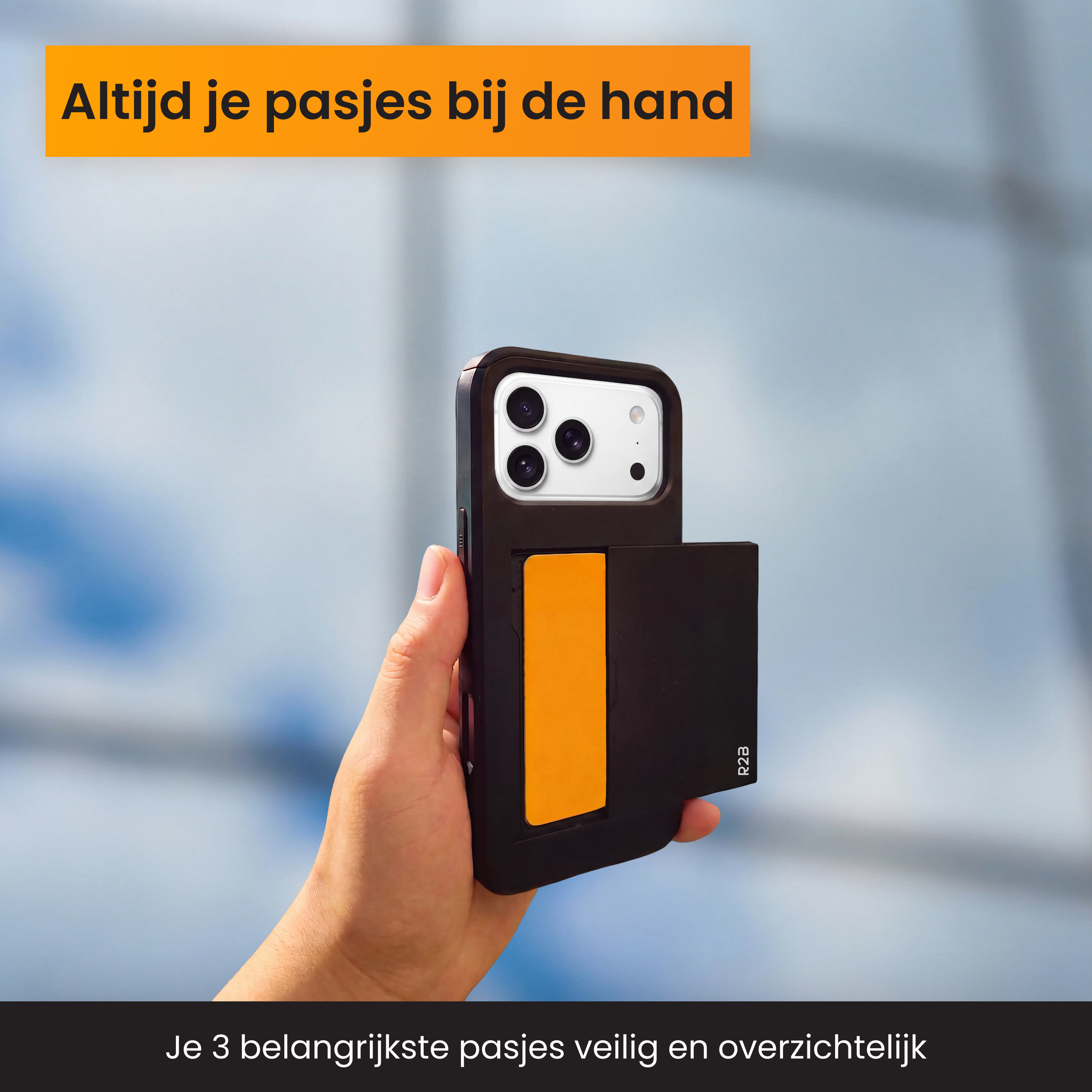 Hand hält ein Smartphone in einer schwarzen Hülle mit integriertem Kartenhalter auf einem verschwommenen Hintergrund.