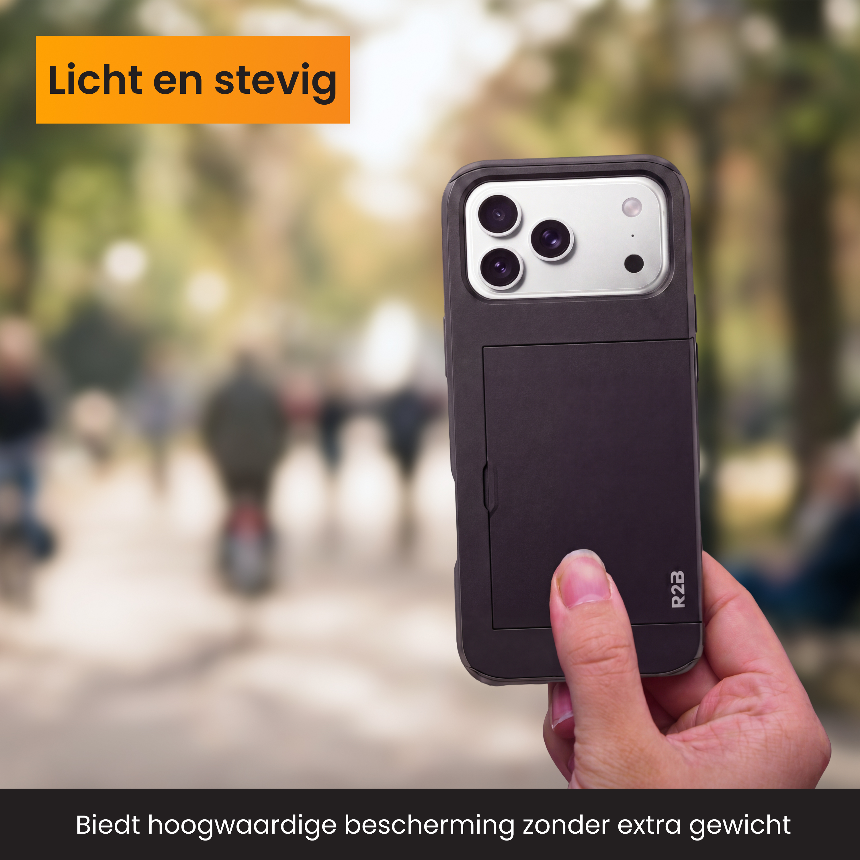 Eine Hand hält eine schwarze Smartphone-Hülle im Freien, mit einem orangefarbenen Textfeld oben und niederländischem Text unten.