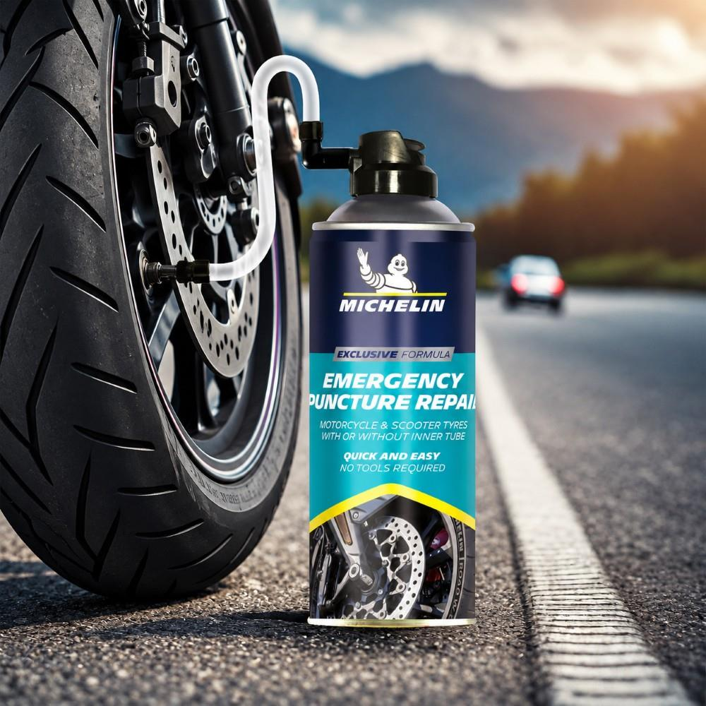 Bir yolda motosiklet lastiğine bağlı Michelin acil durum tamir spreyi.