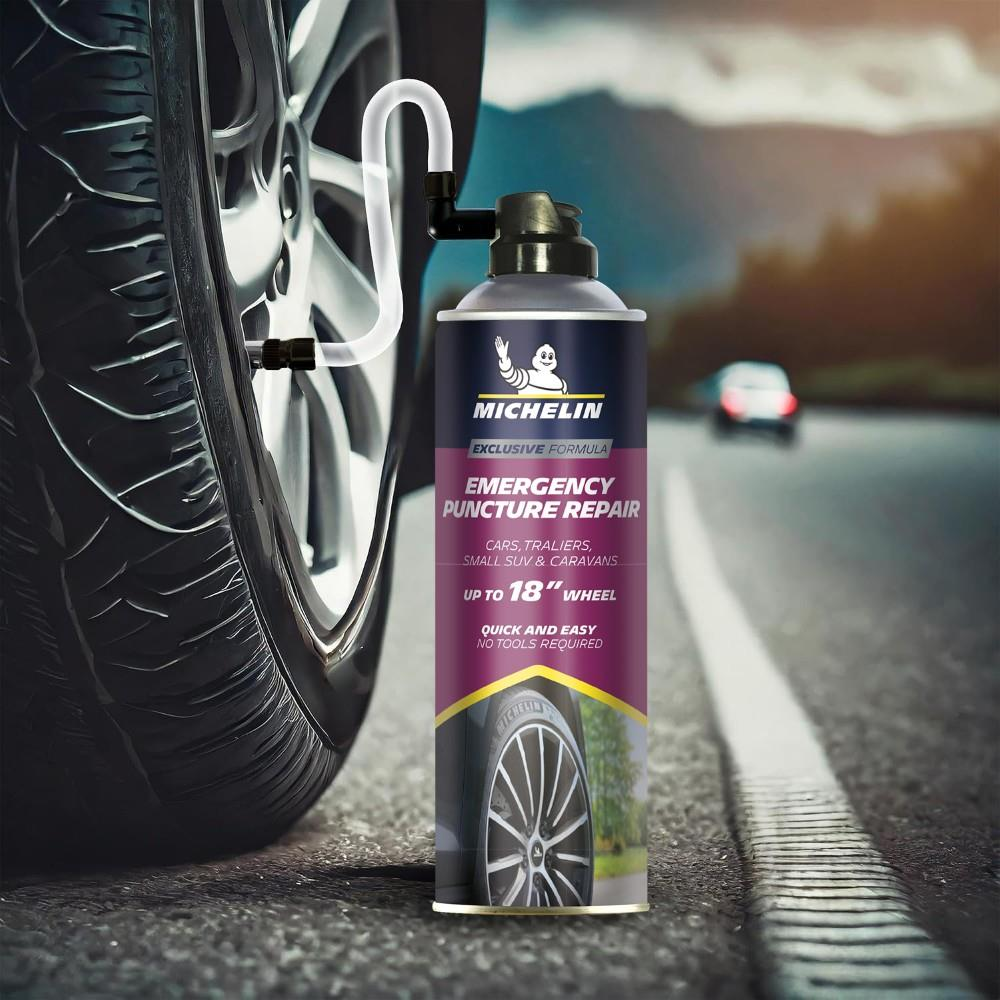 Yol kenarındaki araç lastiğine bağlı Michelin acil durum tamir spreyi kutusu.
