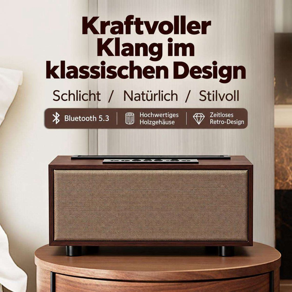 Retro-Holzlautsprecher mit Textilfront auf einem Tisch mit Text und Symbolen.
