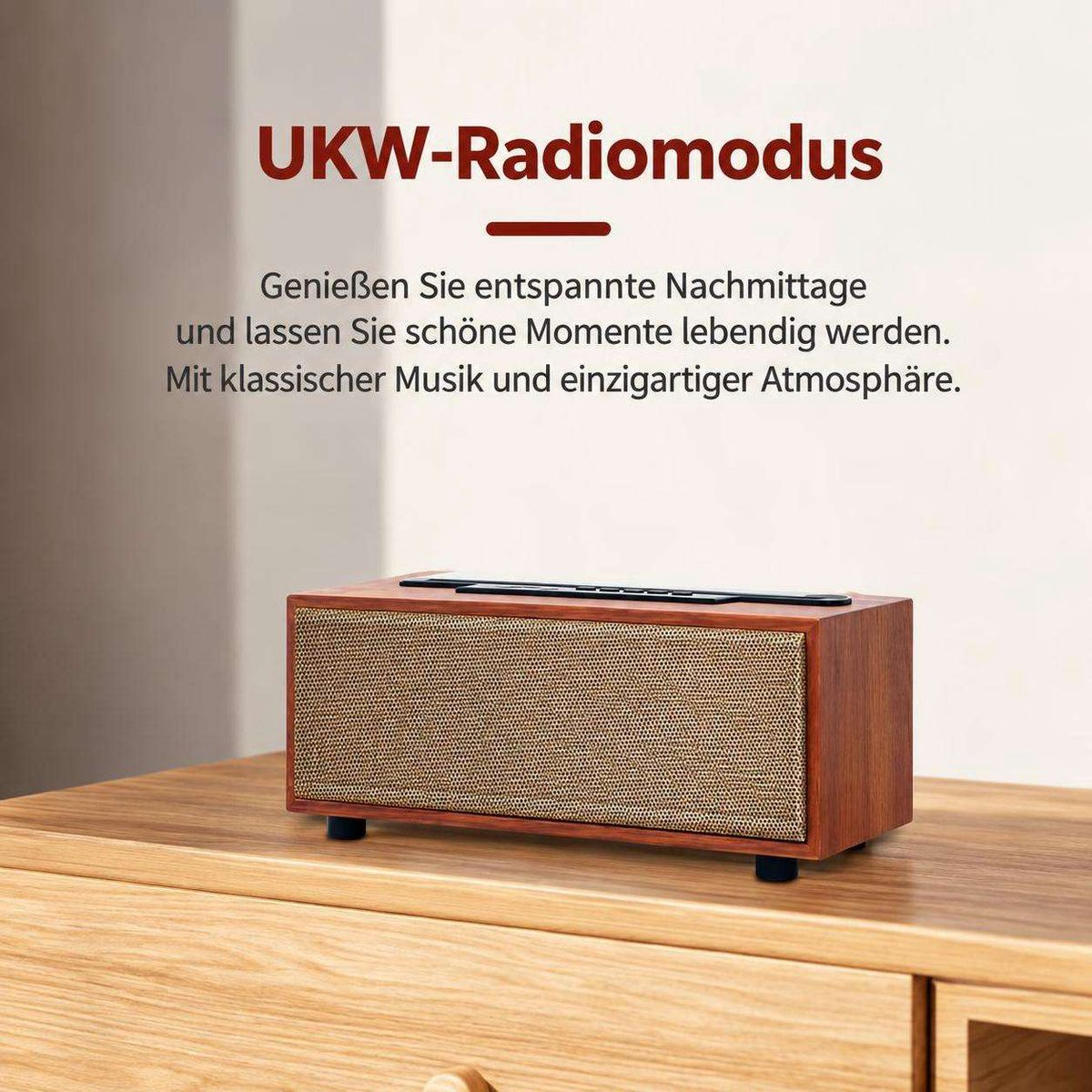 Ein hölzernes Radio steht auf einem Tisch vor einer hellen Wand mit deutschem Werbetext.