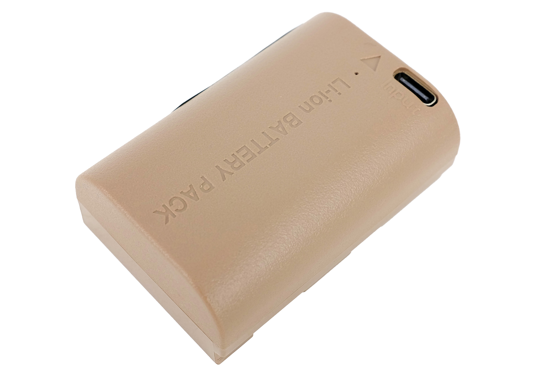 Beige Li-Ion-Batteriepack mit USB-C-Eingangsanschluss vor weißem Hintergrund.