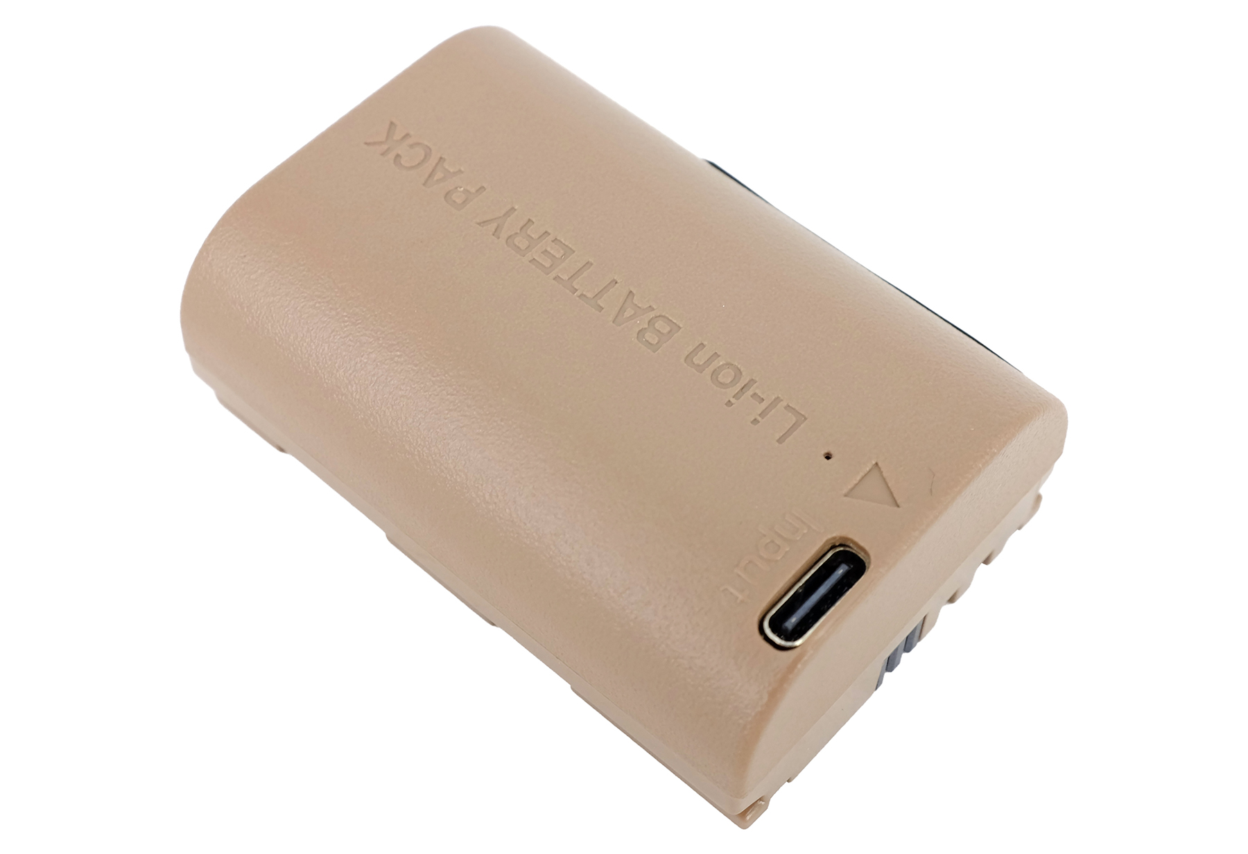 Ein beiger Li-Ion-Akku mit einem USB-C-Anschluss auf weißem Hintergrund.