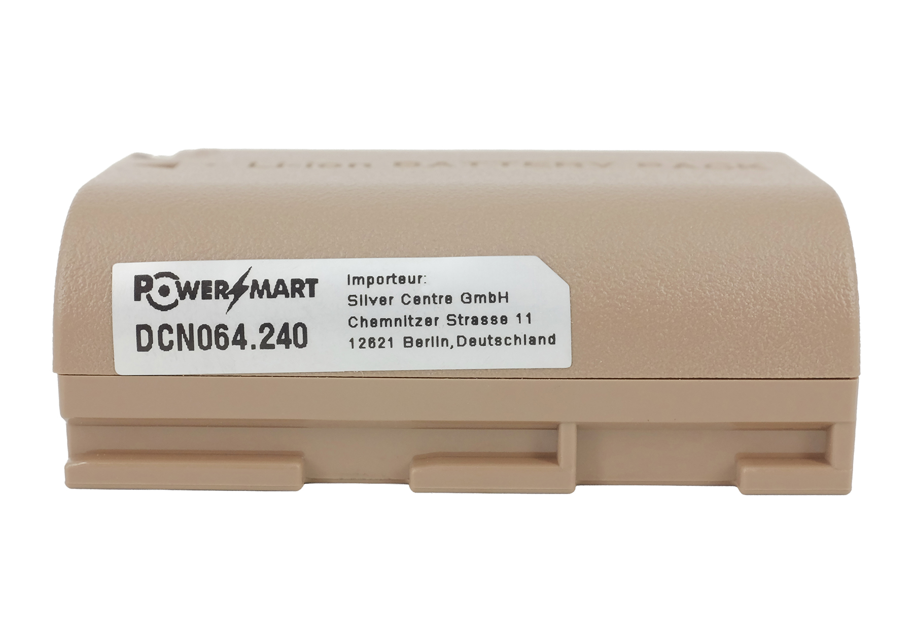 Ein beiger Powermart Li-Ion Akku mit einem weißen Etikett, das Modell DCN064.240 und Importeurinformationen zeigt.