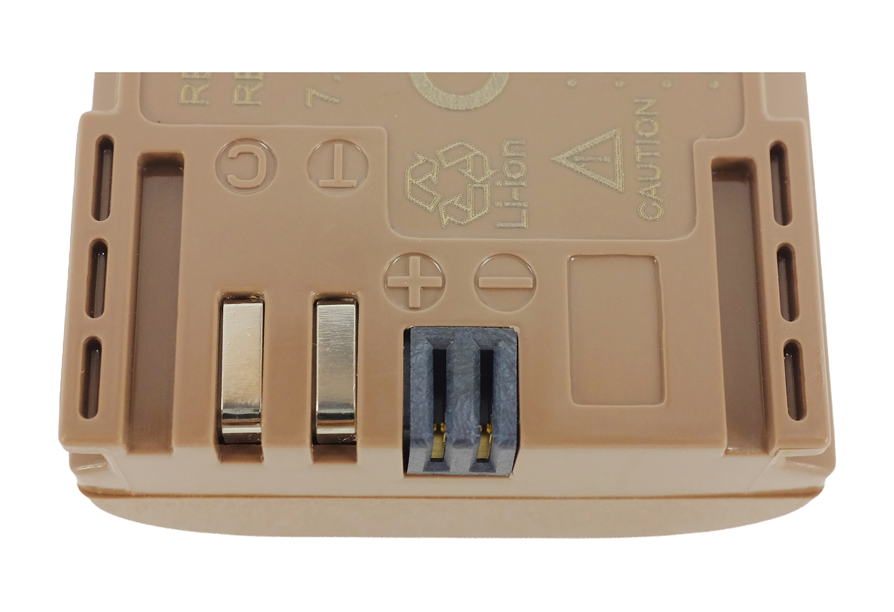 Nahaufnahme eines braunen Batterieanschlusses mit Metallkontakten, Plus- und Minus-Symbolen sowie Recycling-Logo.