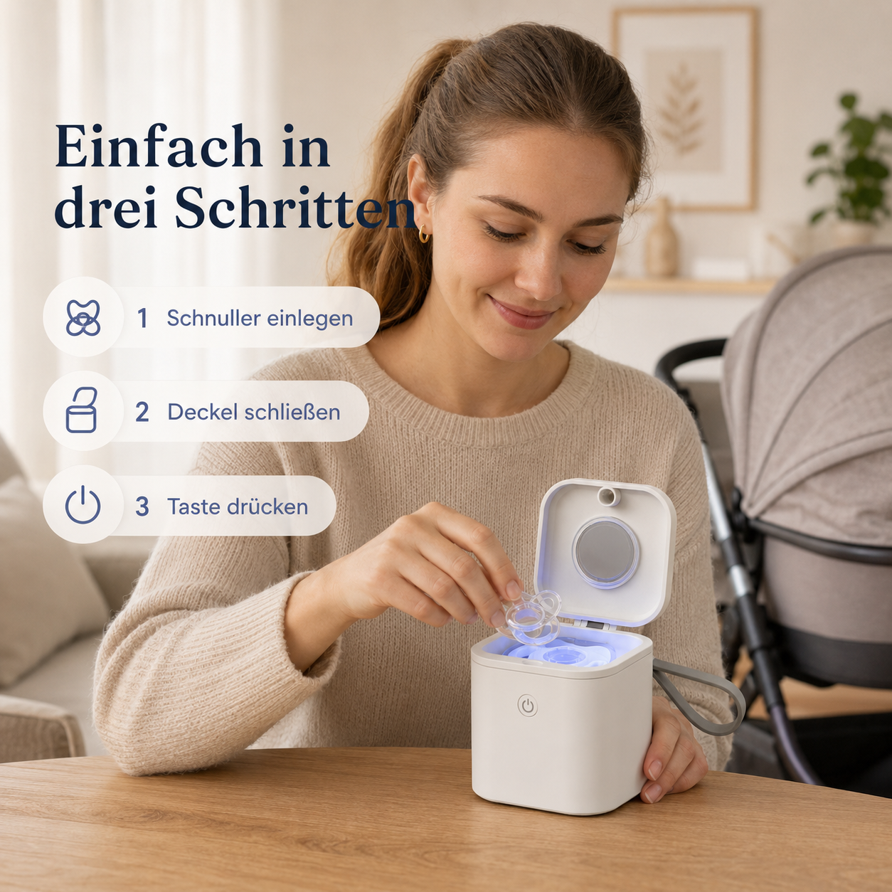 Eine Frau legt einen Schnuller in eine kleine weiße Sterilisatorbox auf einem Holztisch.