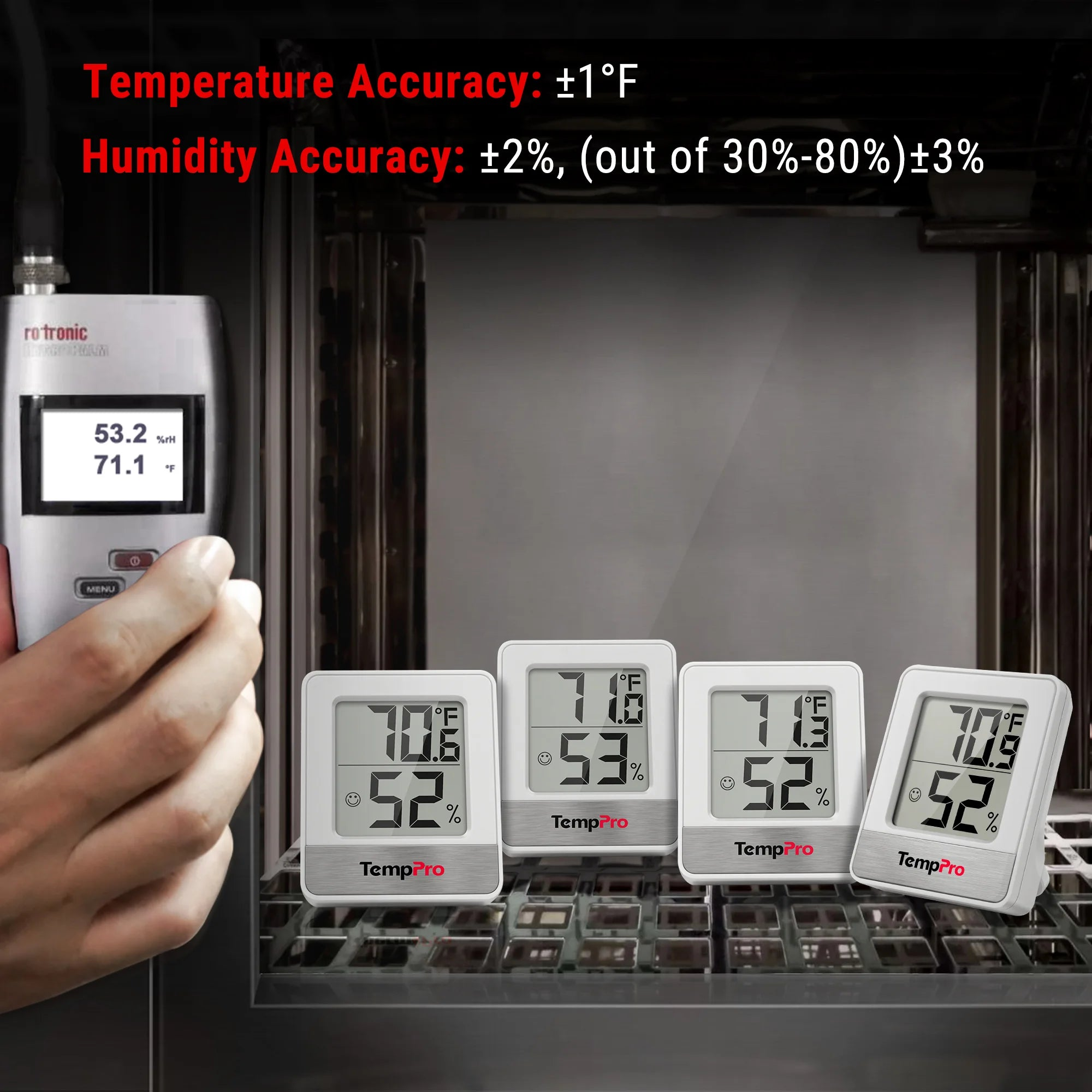 Eine Hand hält ein Hygrometer neben vier TempPro Geräten in einer Prüfkammer mit Genauigkeitsangaben.