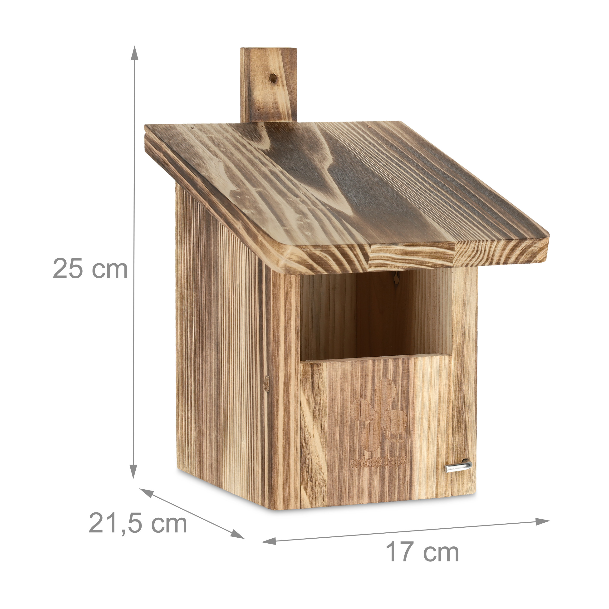 Ein hölzernes Vogelhaus mit den Maßen 25 cm Höhe, 17 cm Breite und 21,5 cm Tiefe vor weißem Hintergrund.