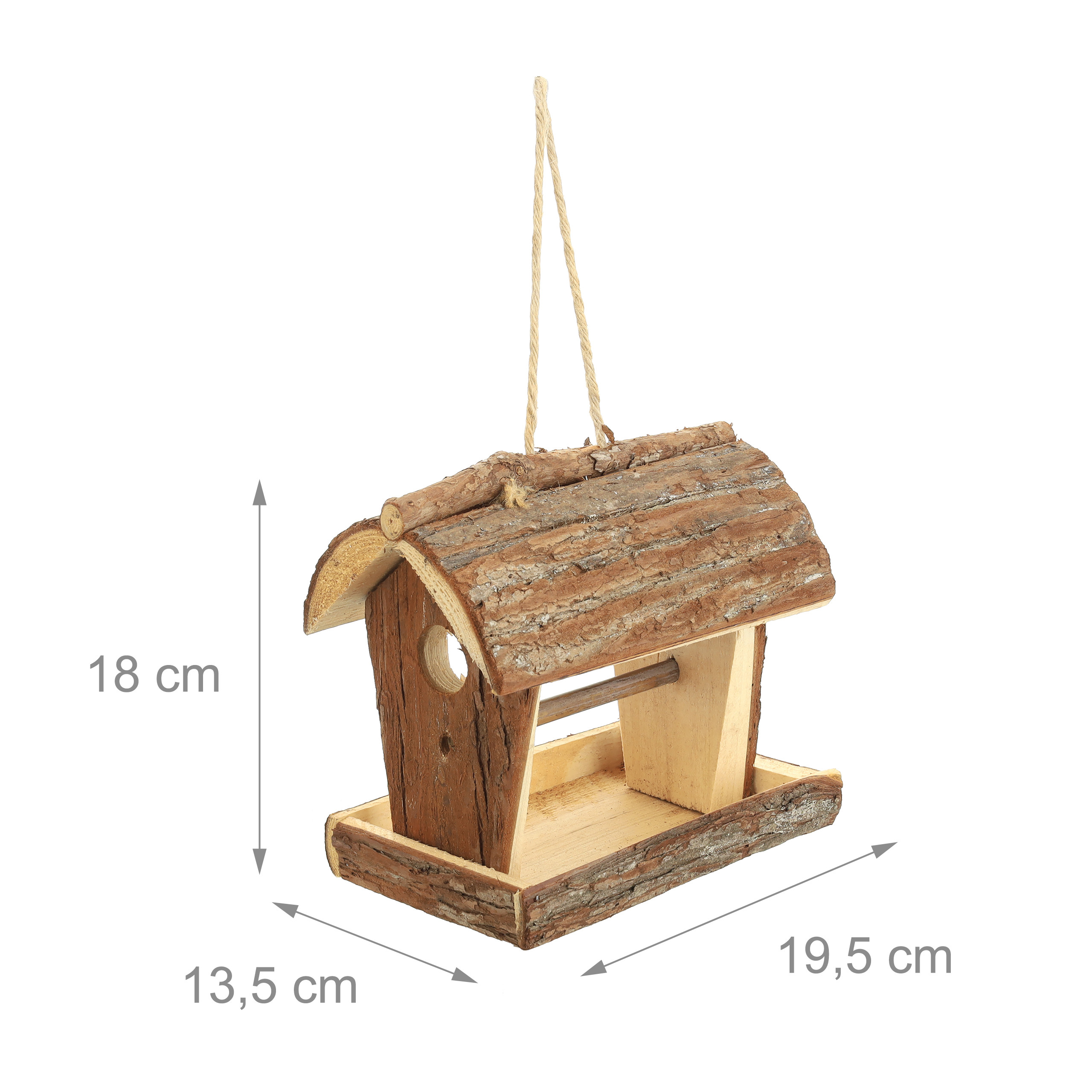 Ein rustikales Holzvogelhaus mit Baumrinde auf dem Dach, Maße 19,5x13,5x18 cm, an einer Schnur hängend.