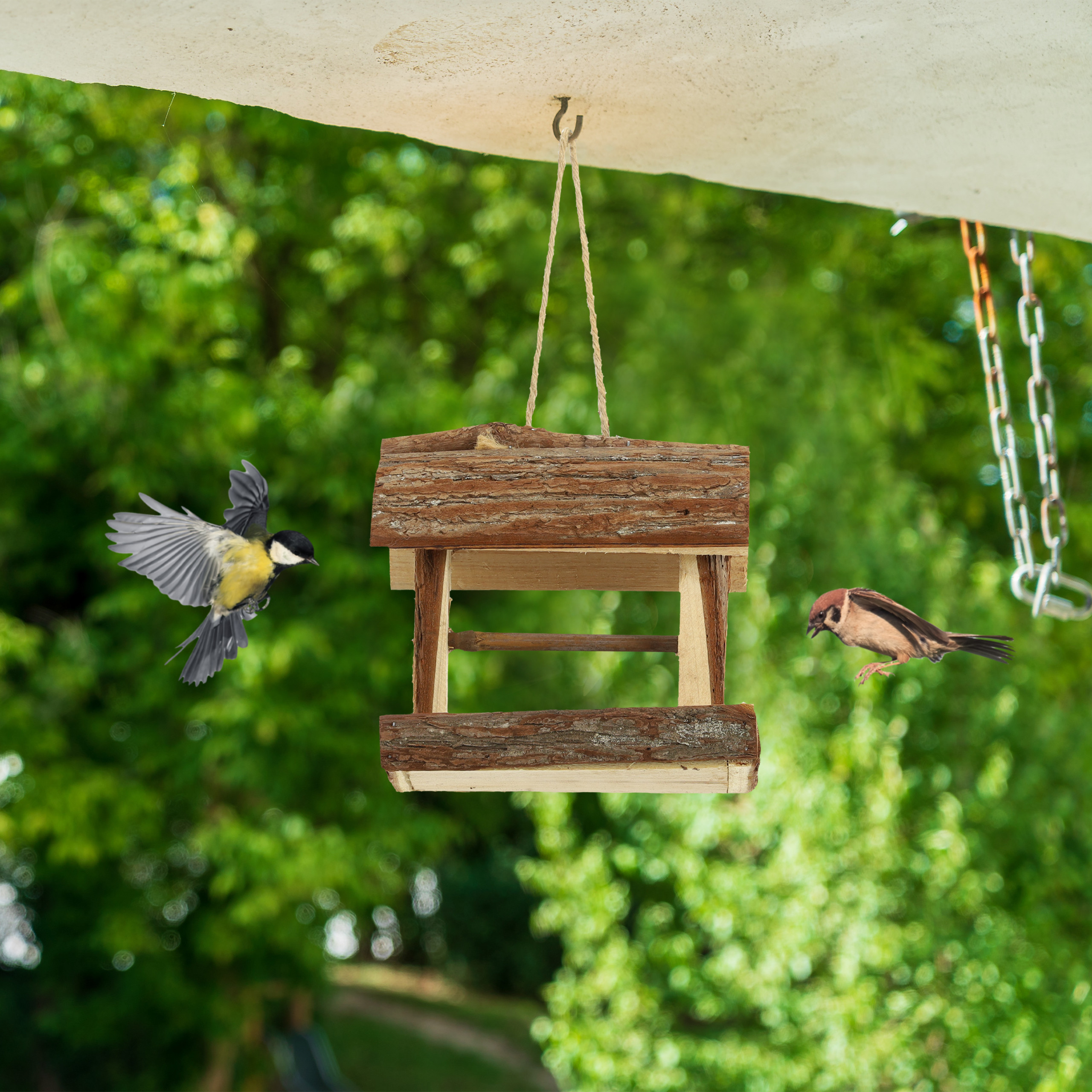 Ein hölzernes Vogelhäuschen hängt draußen mit zwei Vögeln in der Nähe vor grünem Hintergrund.