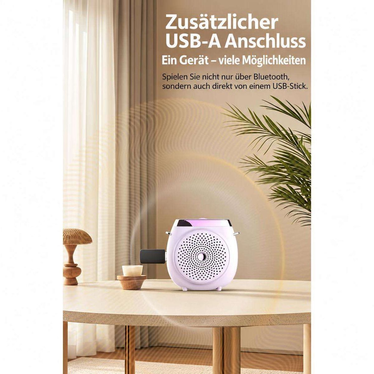 Ein hellvioletter tragbarer Lautsprecher mit USB-Anschluss steht auf einem Holztisch, mit deutschem Text oben.