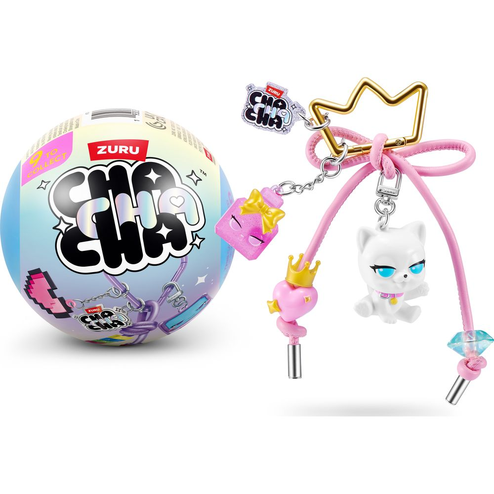 Una bola Zuru Cha Cha junto a un cordón rosa con una figura de gato blanco, corona y dijes.