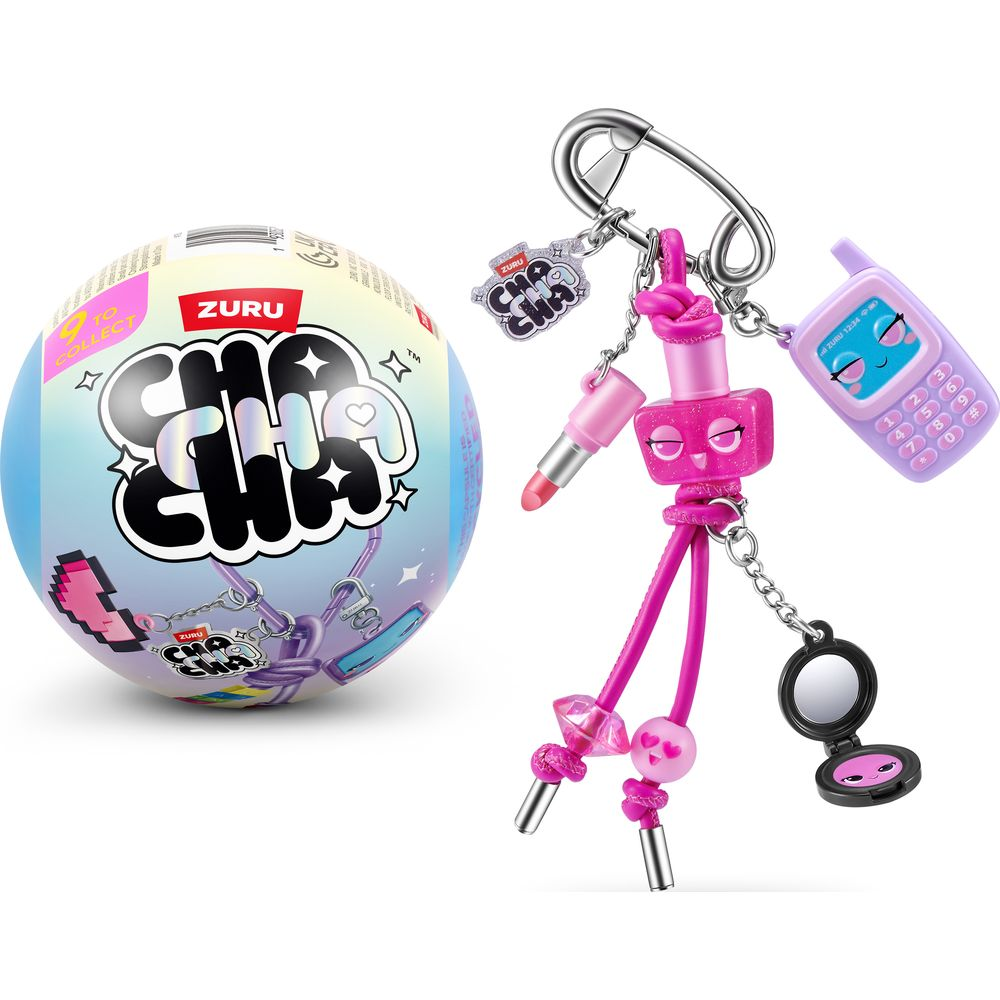 Una bola sorpresa Zuru Cha Cha junto a un llavero rosa con un pintalabios, un espejo y un móvil.