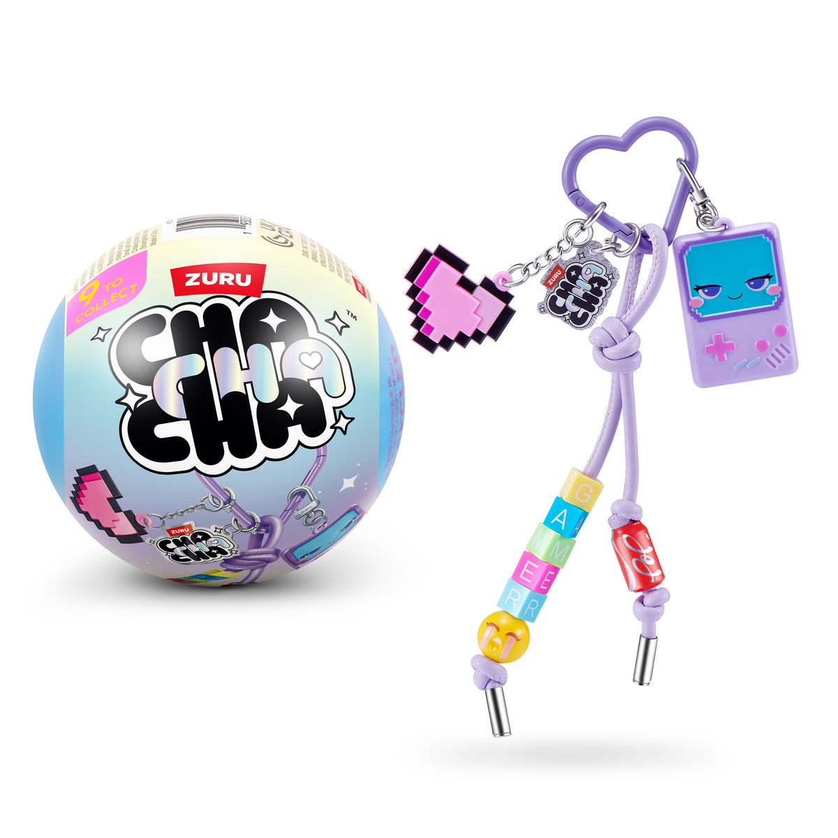Una colorida bola sorpresa Zuru junto a un llavero morado con corazón de píxeles y consola.