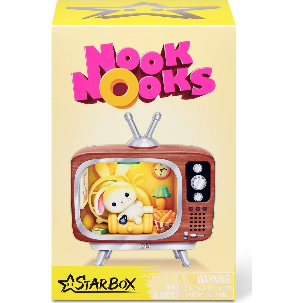 Empaque de juguete amarillo con texto Nook Nooks que muestra una pequeña figura de peluche dentro de un televisor retro.