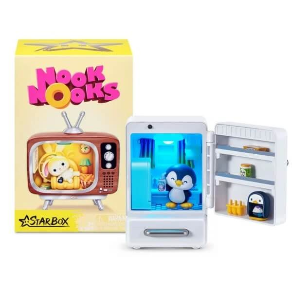 Juego de juguetes Nook Nooks con caja de TV amarilla y nevera iluminada con figura de pingüino y accesorios.