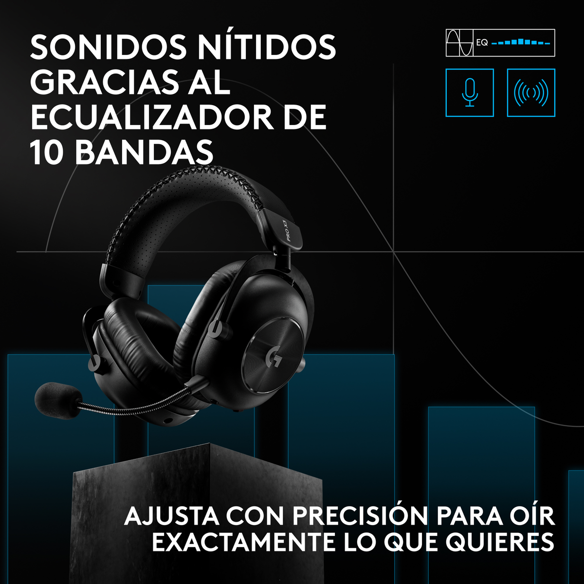 Auriculares negros para juegos con micrófono en un pedestal sobre fondo azul y texto.