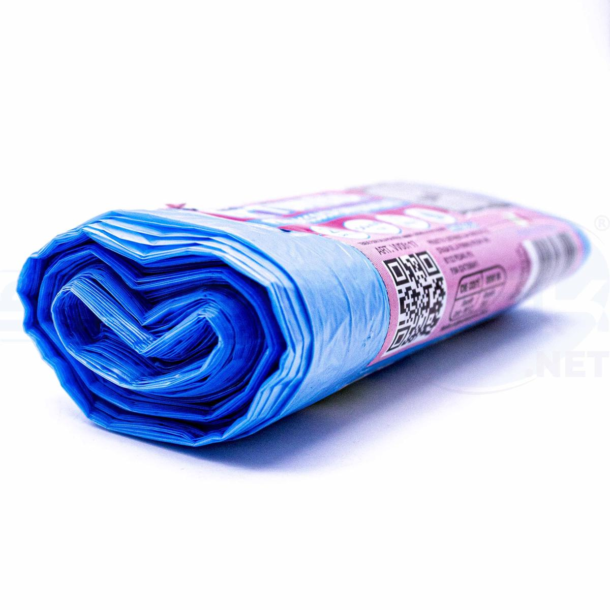 Un sacco della spazzatura blu piegato con fascia rosa su sfondo bianco.