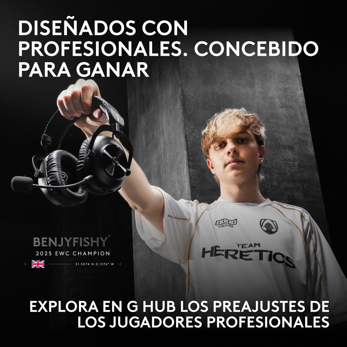 Un jugador rubio con camiseta blanca sostiene unos auriculares negros para juegos contra un fondo oscuro.