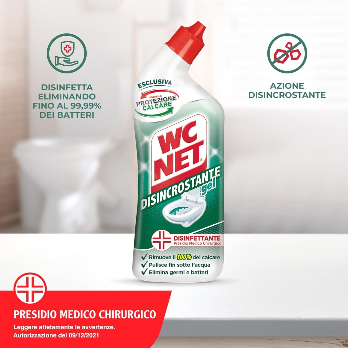 Una bottiglia di gel disinfettante WC Net su superficie bianca con stemmi promozionali e sfondo sfocato.