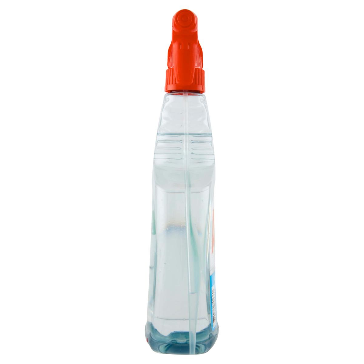 Un flacone spray trasparente riempito di liquido blu con un beccuccio rosso su sfondo bianco.