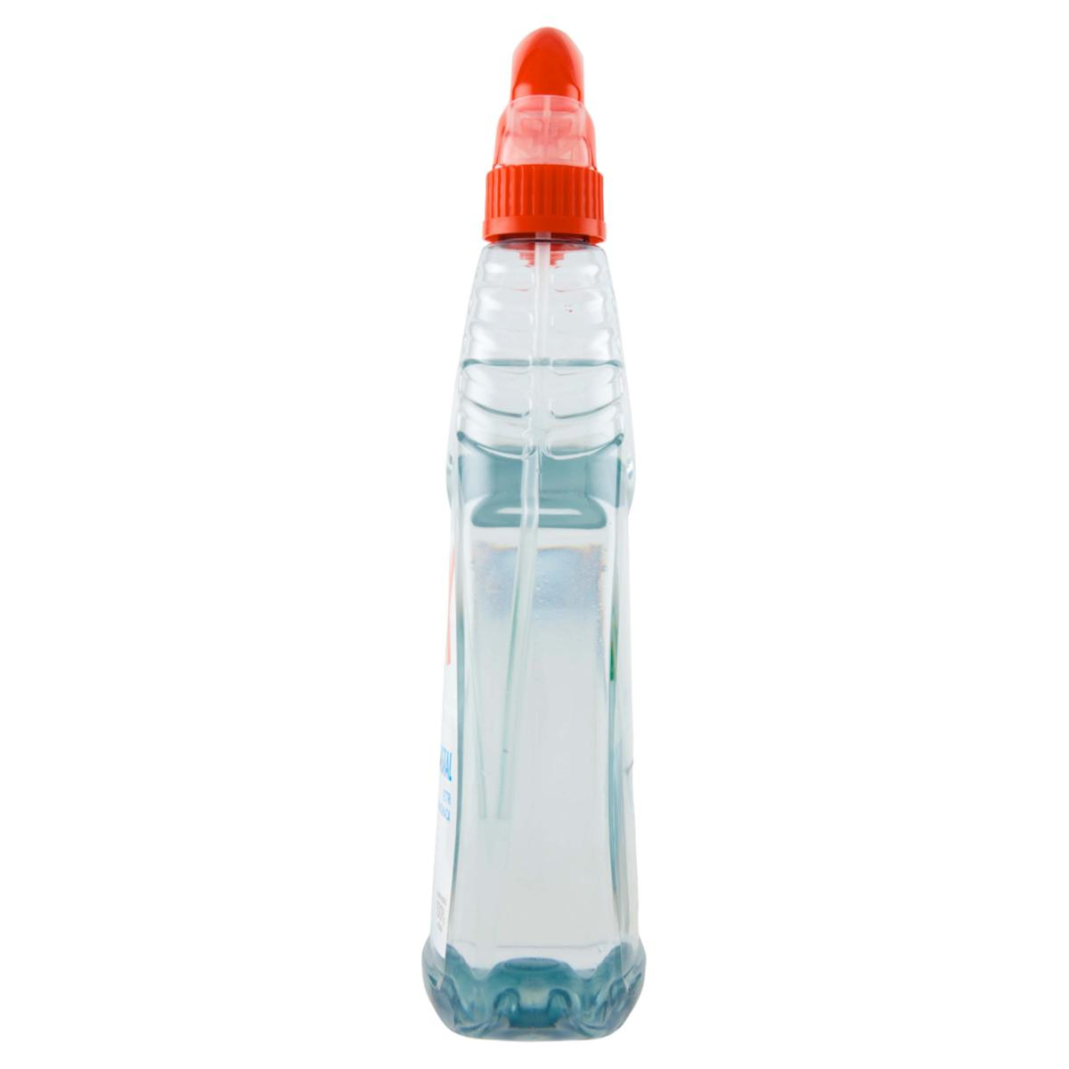Bottiglia di plastica trasparente con liquido azzurro e tappo arancione su sfondo bianco.