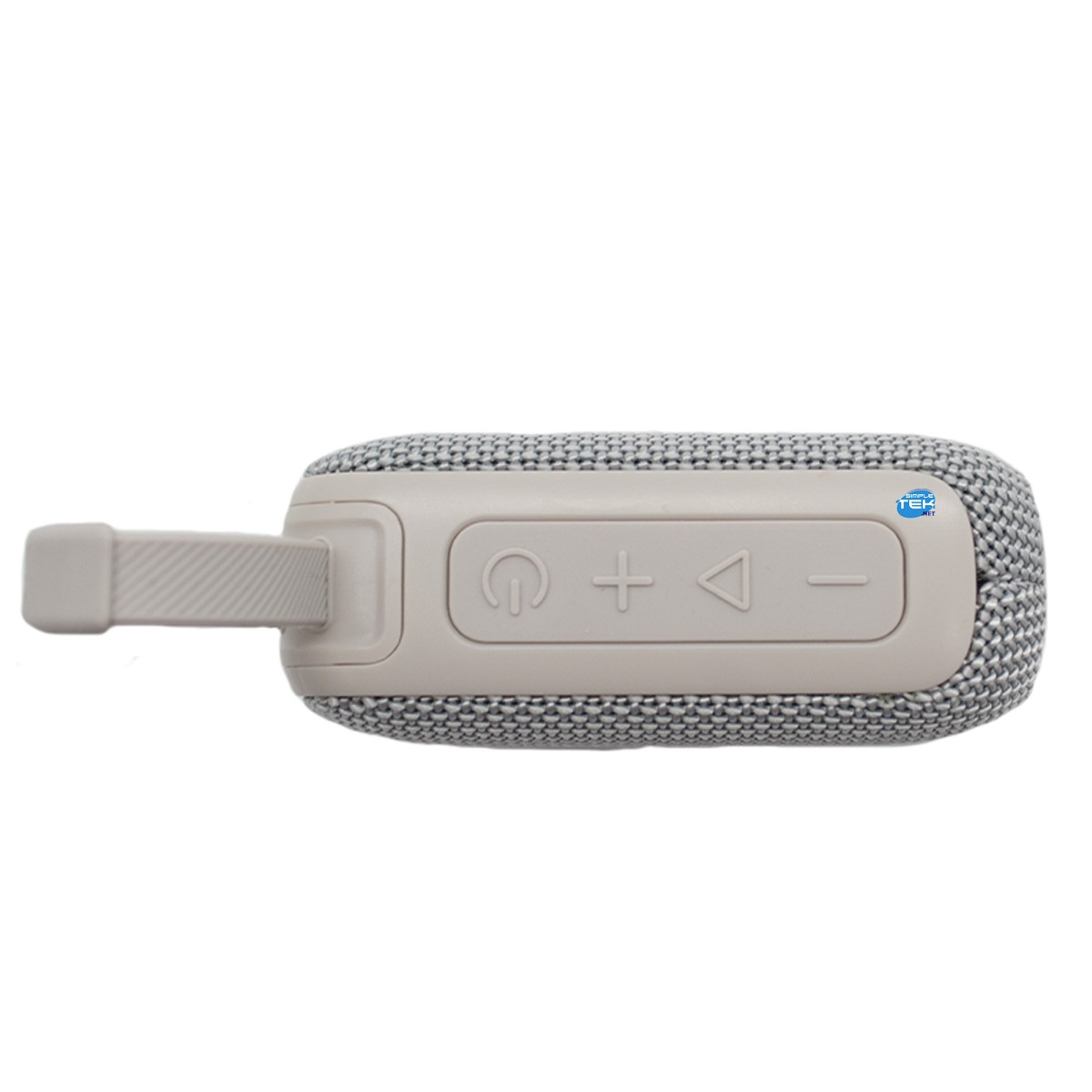 Un altoparlante wireless grigio con tessuto e tasti in gomma su sfondo bianco.