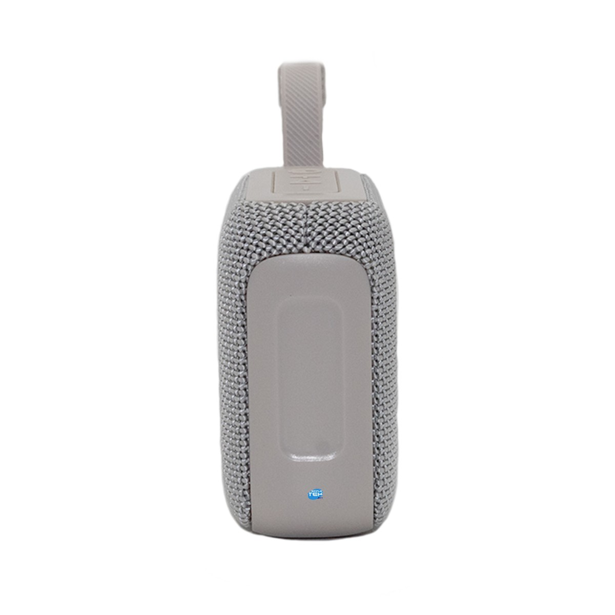 Un altoparlante wireless grigio con griglia in tessuto e maniglia su sfondo bianco.