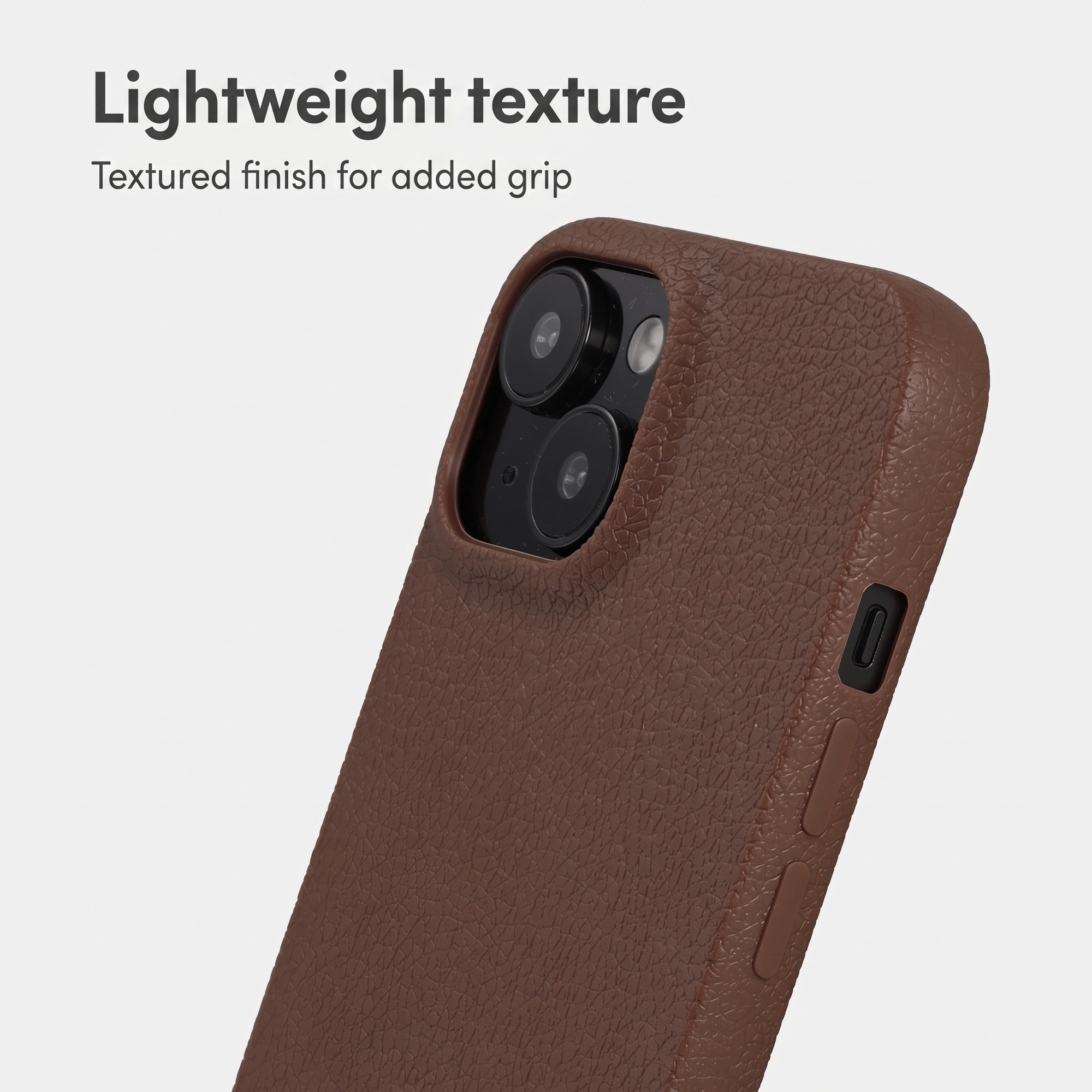 Een bruine leren smartphonehoes met textuur, dubbele camera-uitsparing en knoppen aan de zijkant op lichte achtergrond.