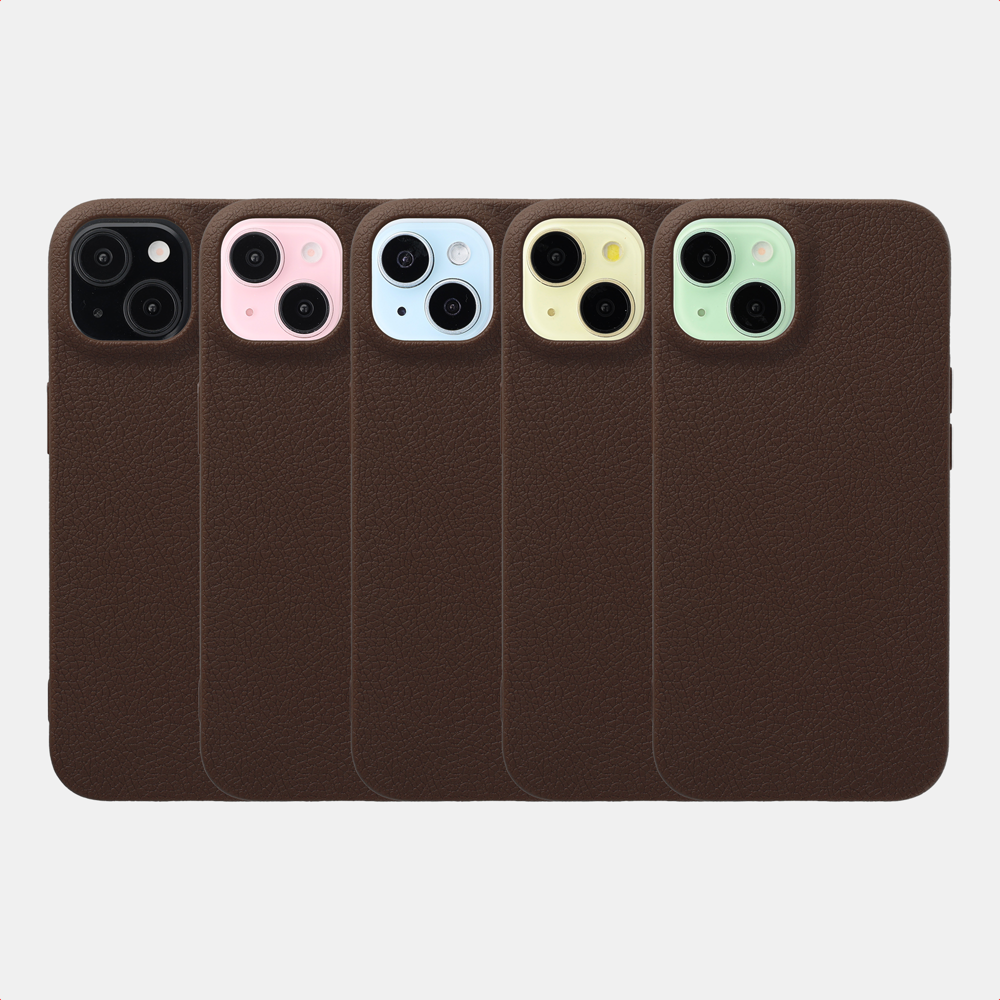 Vijf bruine leren telefoonhoesjes met verschillende kleur cameramodules in zwart, roze, lichtblauw, geel en lichtgroen.