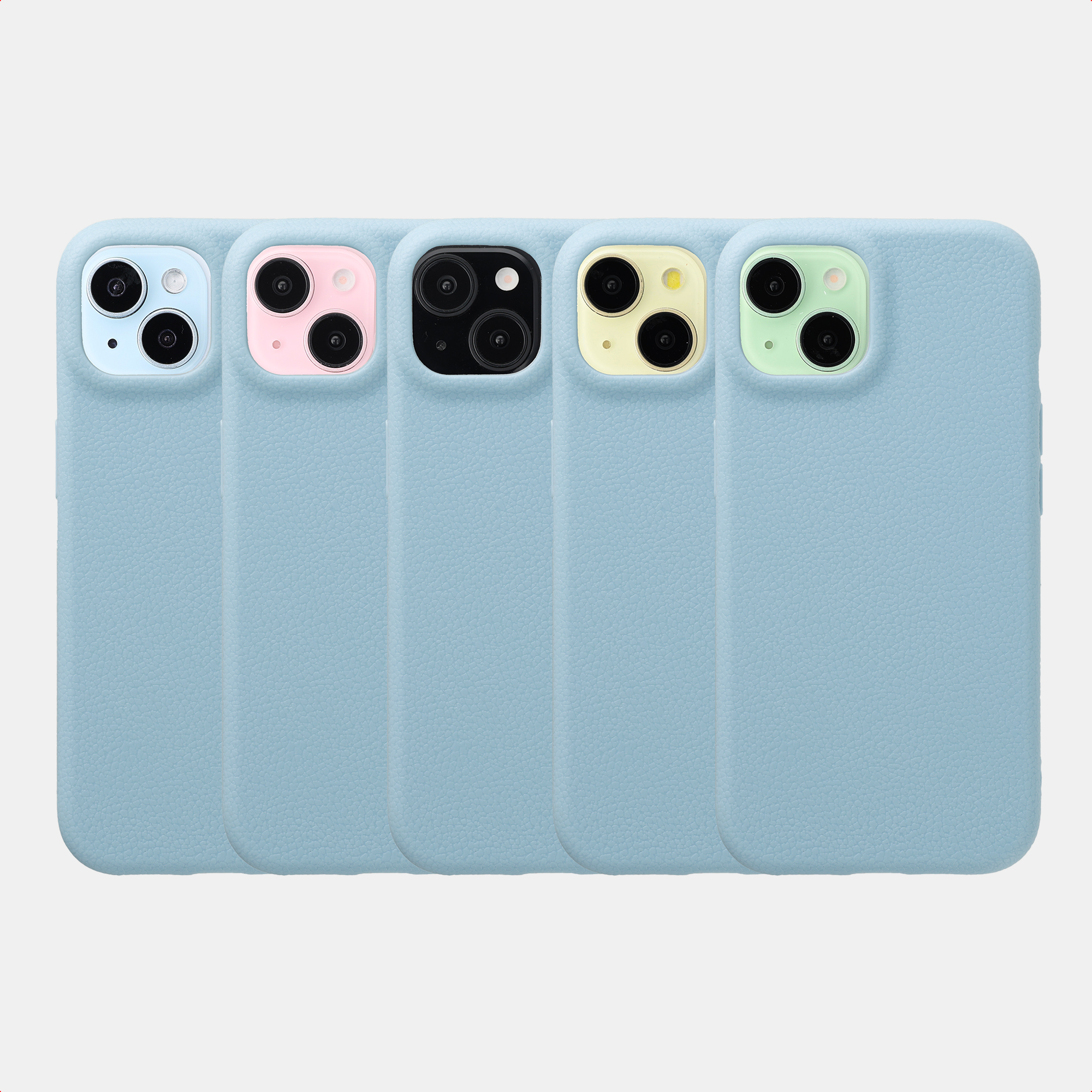 Vijf lichtblauwe telefoonhoesjes met verschillende gekleurde camerakaderaccenten op een grijze achtergrond.