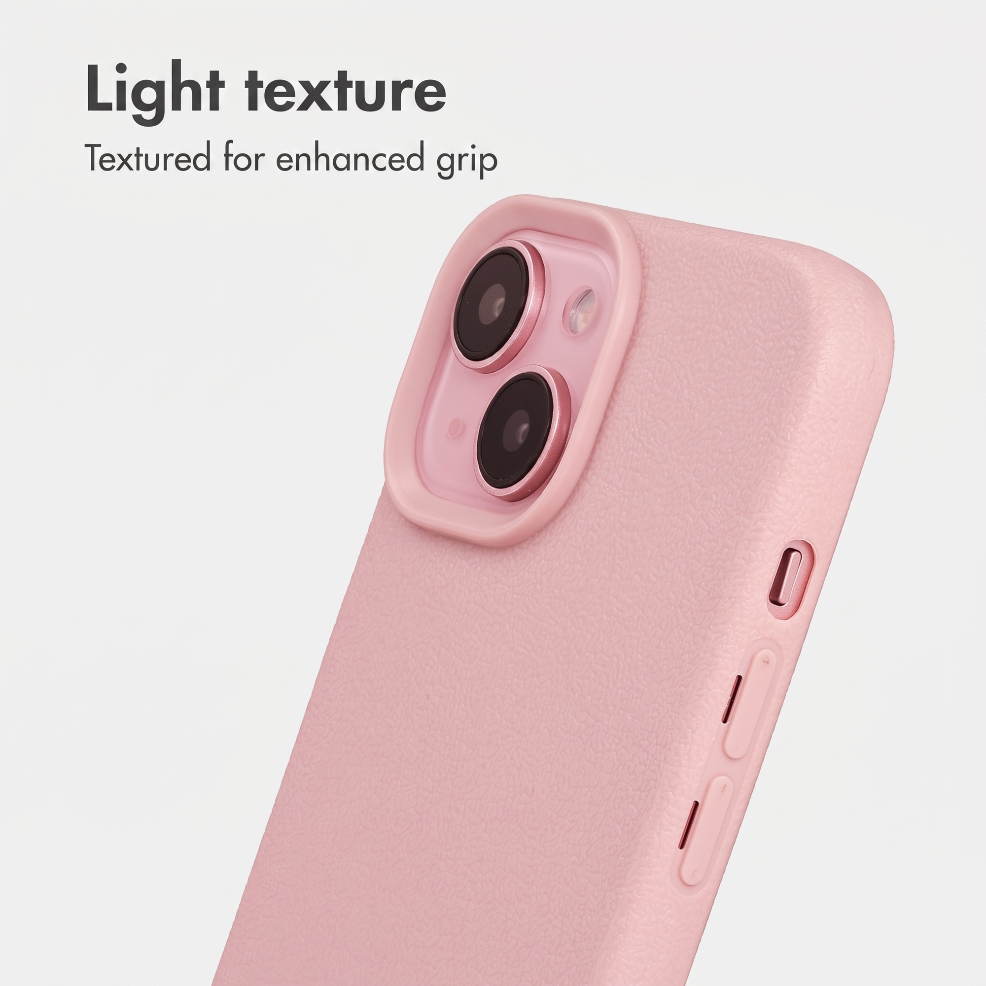 Een roze getextureerd telefoonhoesje met camerauitsparing tegen een lichte achtergrond.