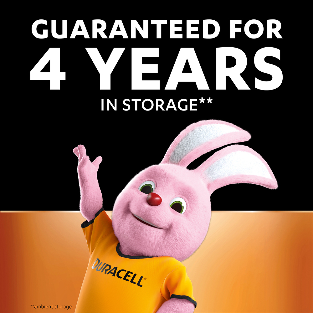 Der Duracell-Hase in einem orangen Shirt vor schwarzem Hintergrund mit weißem Text.