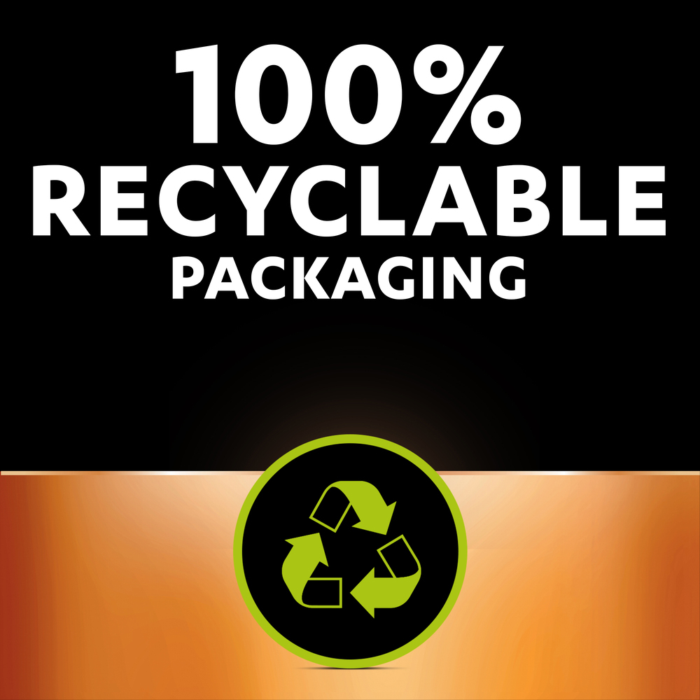 Der Text '100% RECYCLABLE PACKAGING' in Weiß auf Schwarz, darunter ein grünes Recycling-Symbol auf kupferfarbenem Grund.