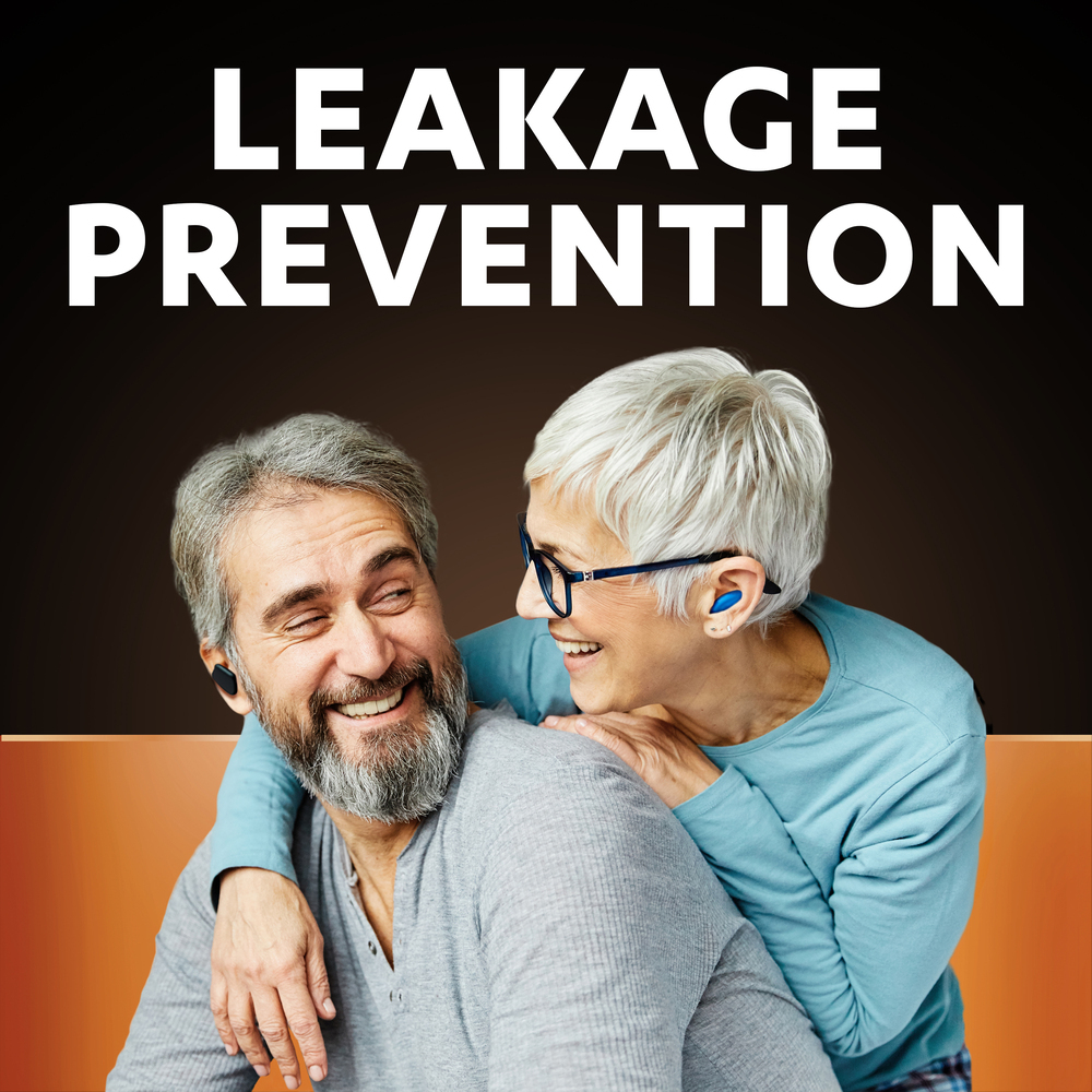 Älteres Paar lächelt glücklich; die Frau trägt blaue Hörgeräte. Oben steht der Text LEAKAGE PREVENTION.