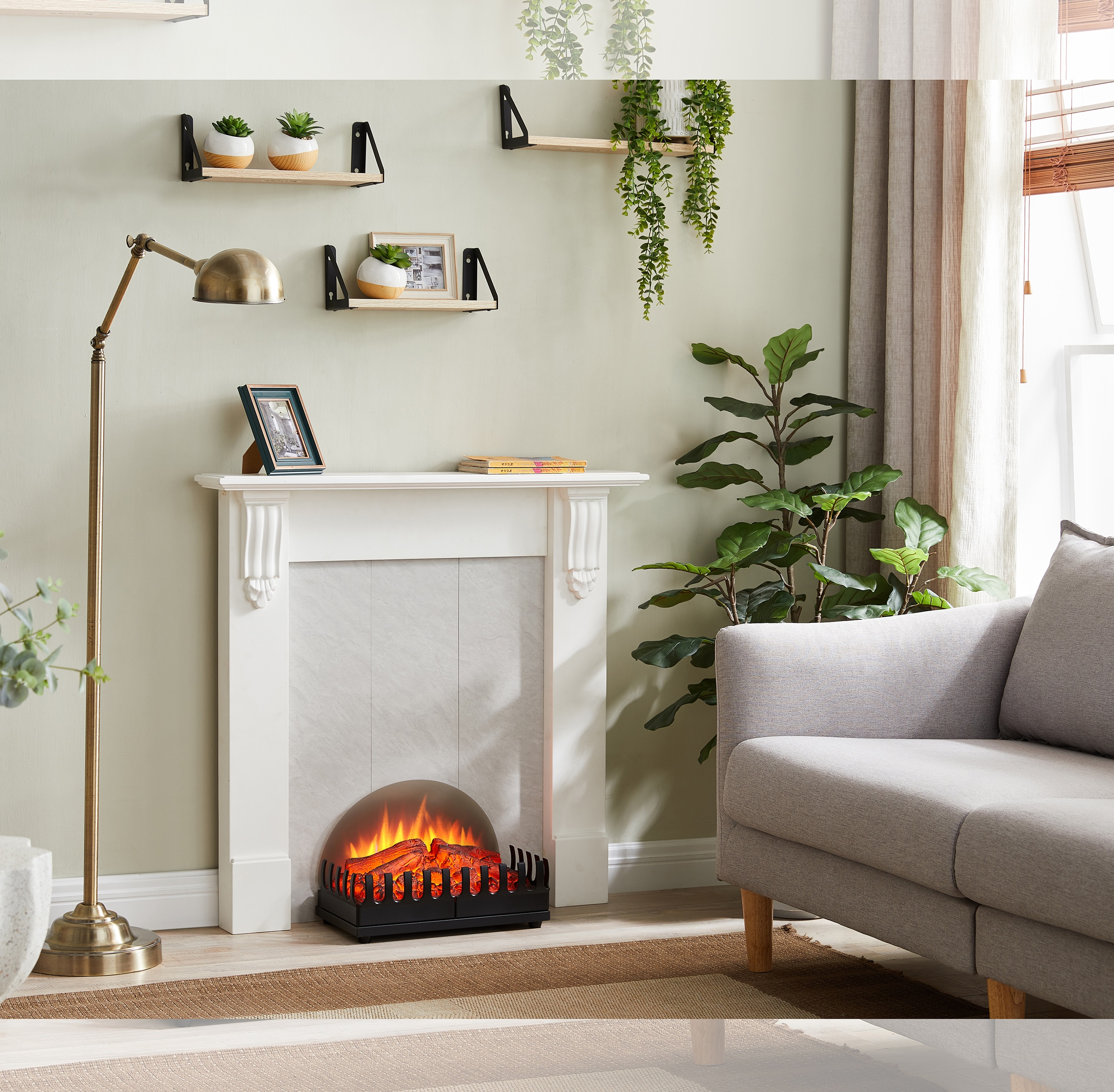 Wohnzimmer mit Kamin, grauem Sofa, Wandregalen, Pflanzen und Stehlampe.