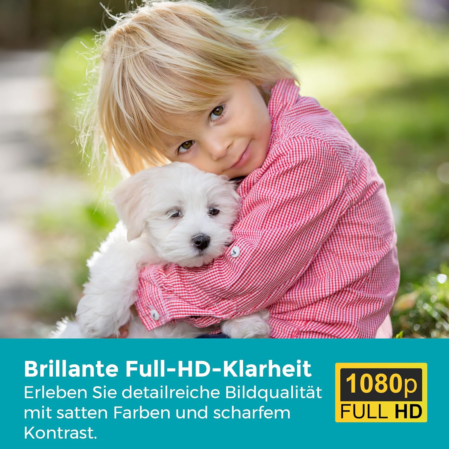 Ein blondes Kind in einem roten Karohemd hält einen kleinen weißen Welpen draußen im Arm.