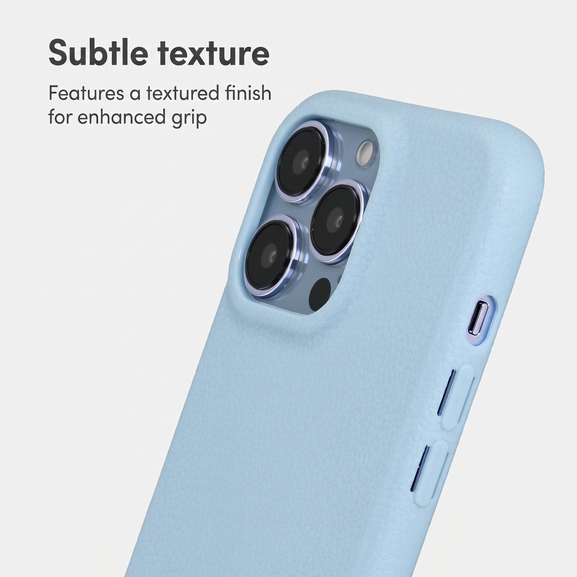 Eine hellblaue, strukturierte Handyhülle auf einem iPhone, die drei Kameras und Seitentasten zeigt.
