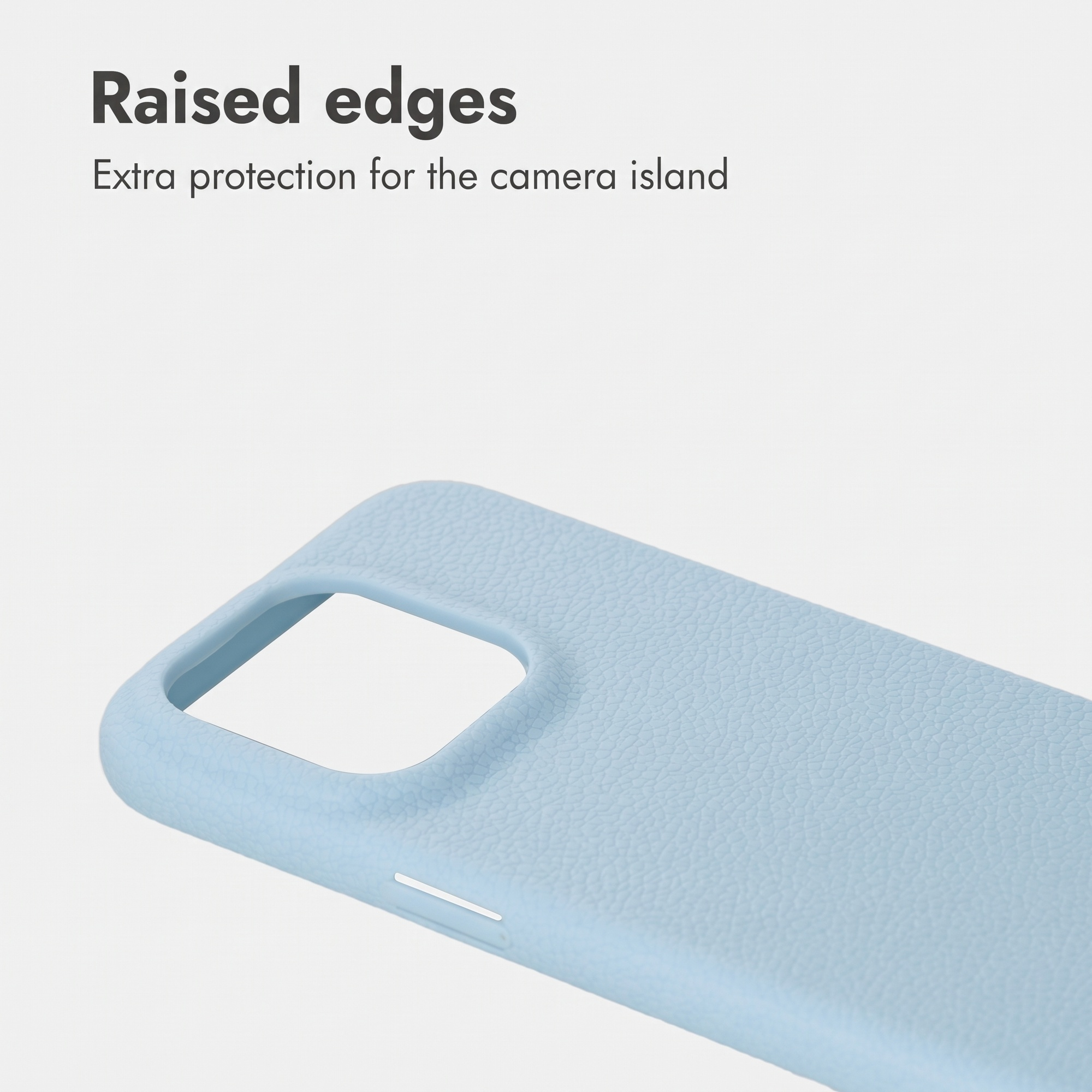 Ein hellblaues, strukturiertes Handycover vor weißem Hintergrund mit Text über erhöhte Ränder für Kameraschutz.