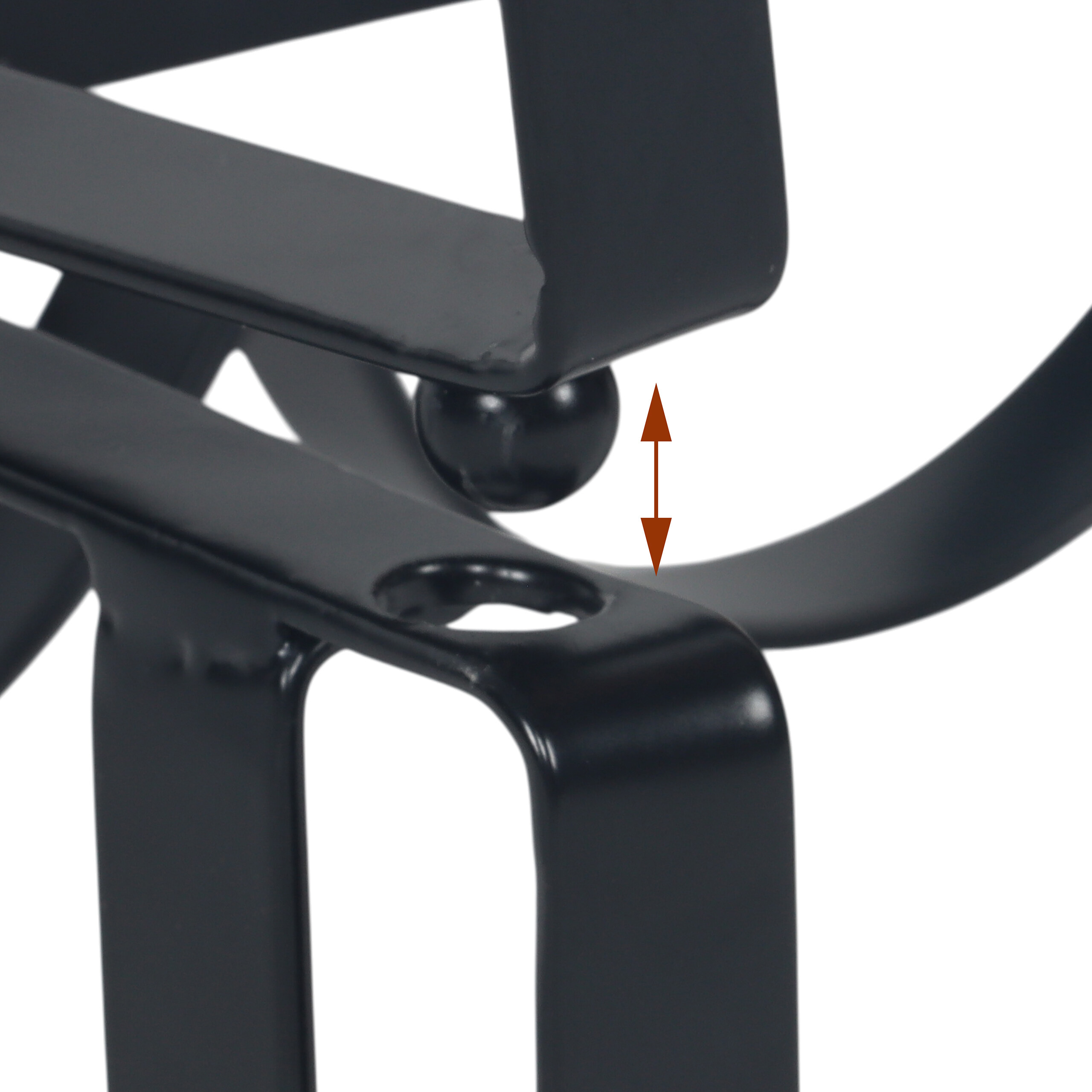 Nahaufnahme von schwarzen Metallteilen mit einer kleinen Kugel und einem roten Höhenpfeil.
