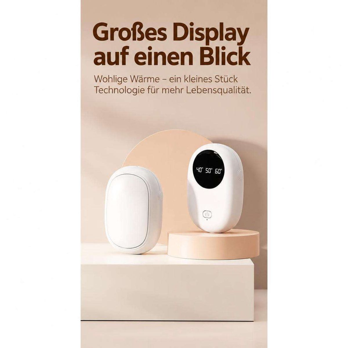 Zwei weiße Handwärmer auf einem Podest mit deutschem Werbetext.