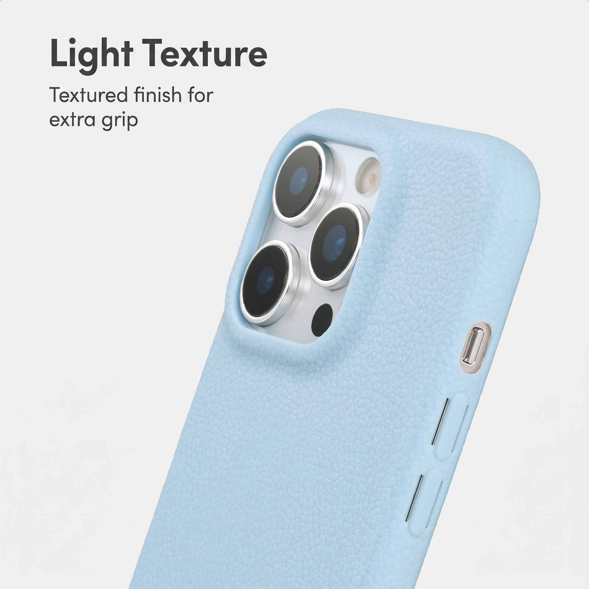 Eine hellblaue Schutzhülle mit strukturierter Oberfläche und Kameramodul auf weißem Hintergrund.