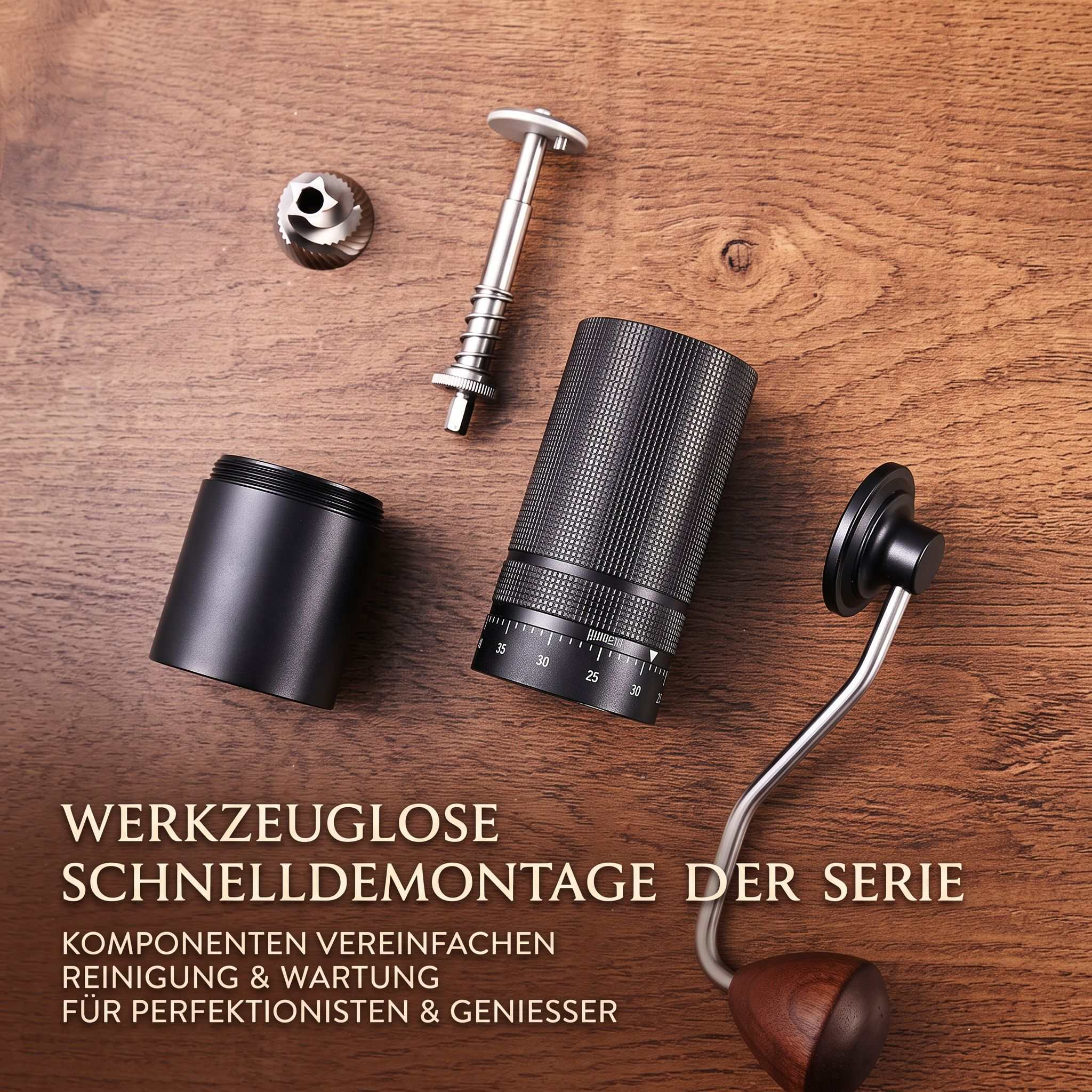 Zerlegte Handkaffeemühle auf Holzuntergrund mit Text zur werkzeuglosen Demontage.