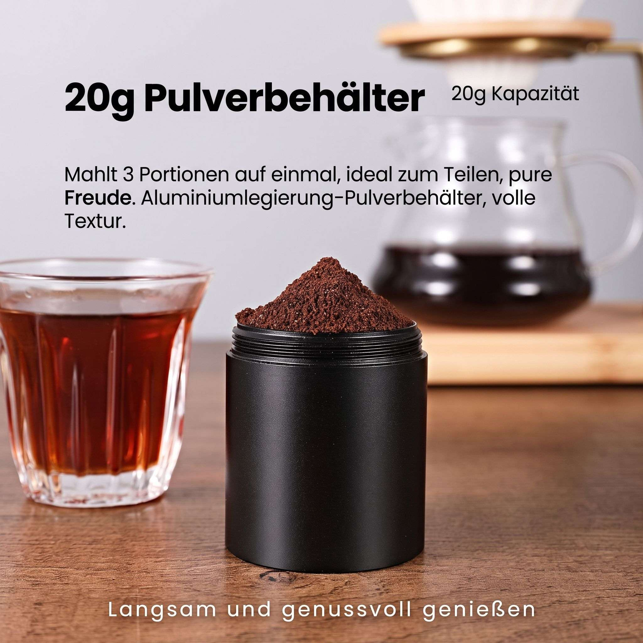 Ein schwarzer 20g Kaffeepulverbehälter gefüllt mit gemahlenem Kaffee, umgeben von einem Glas Kaffee und einer Kanne.