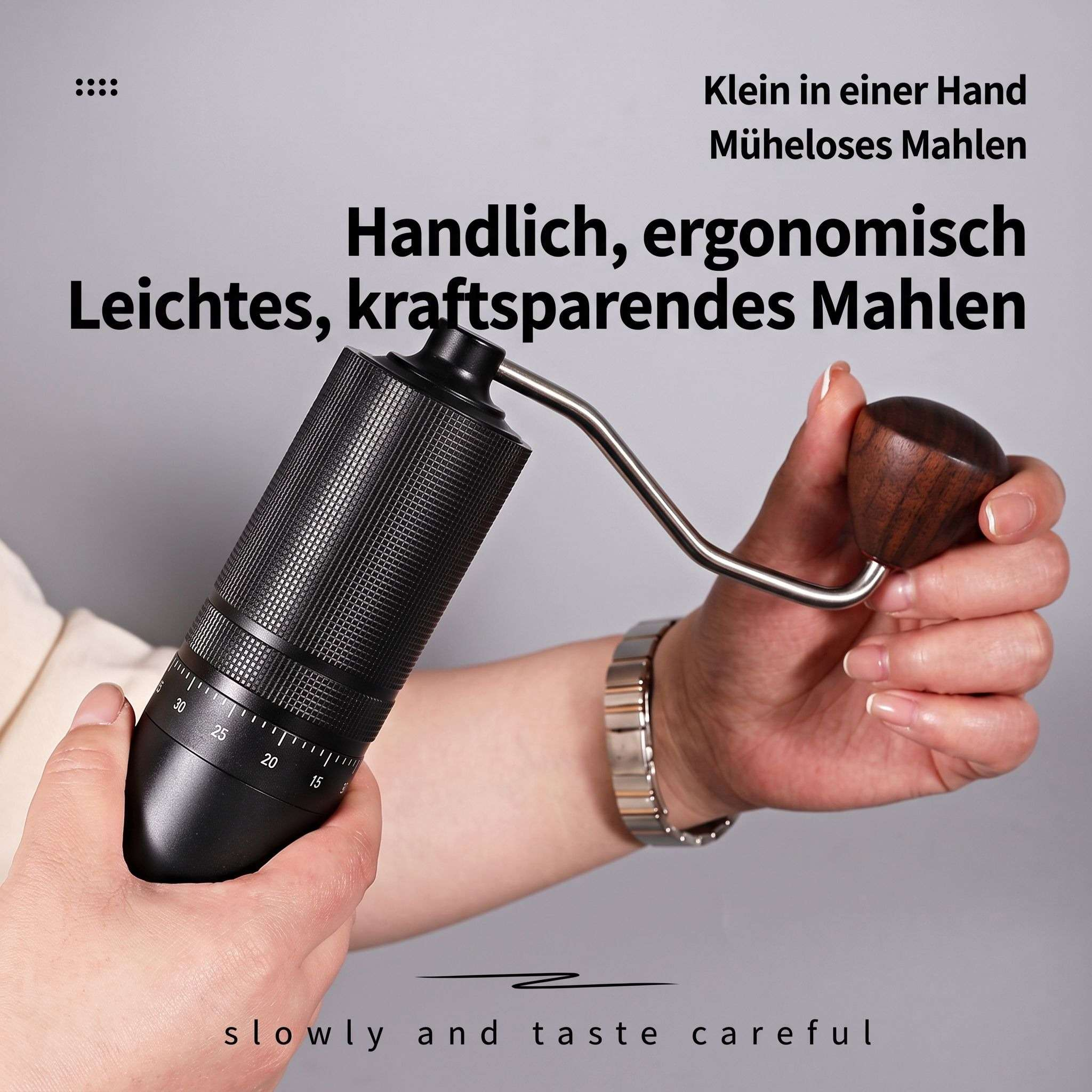 Eine Hand hält eine kompakte, schwarze Handkaffeemühle mit Holzknauf und deutscher Textüberlagerung.