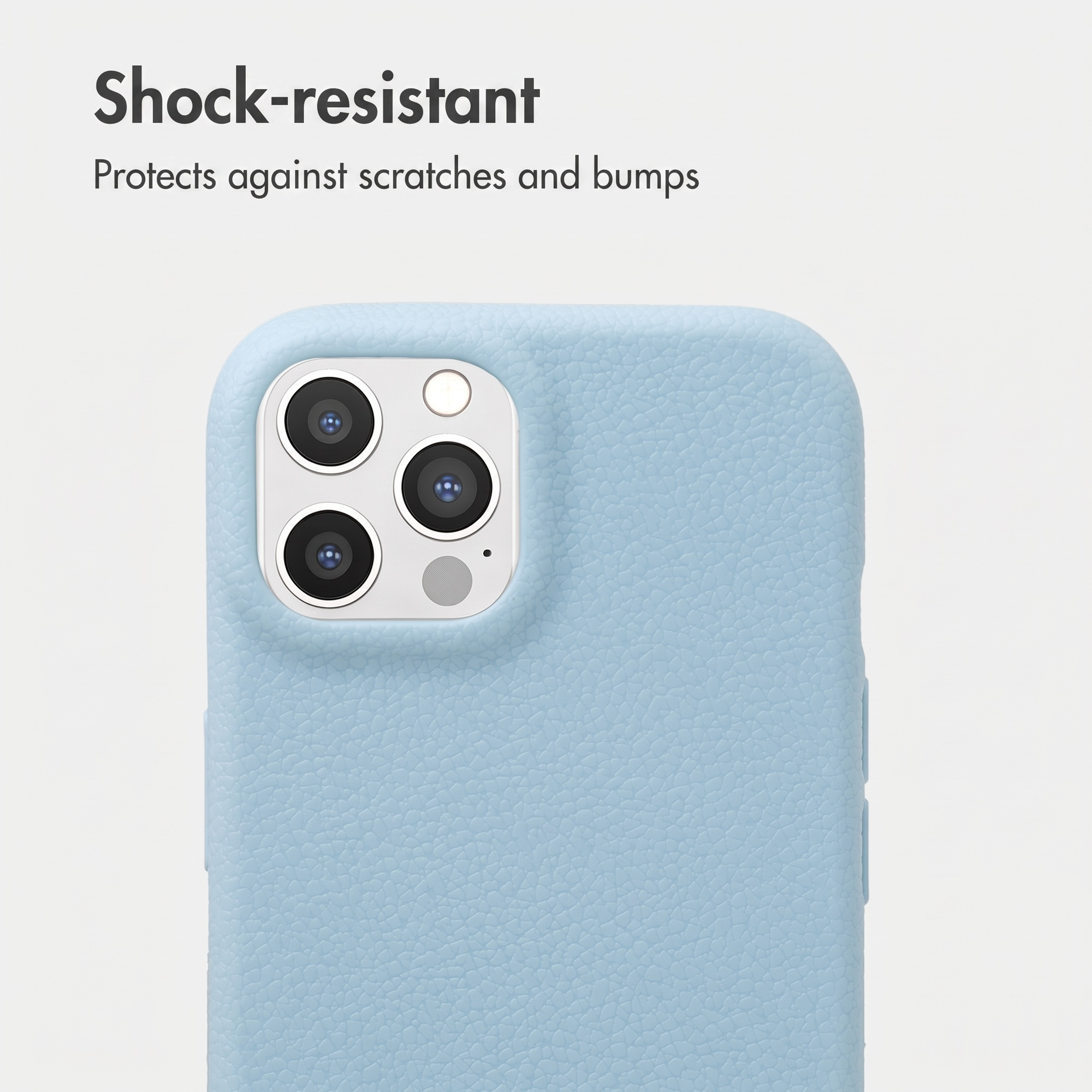Eine hellblaue Schutzhülle für ein Smartphone mit Dreifachkamera. Text oben lautet Shock-resistant.