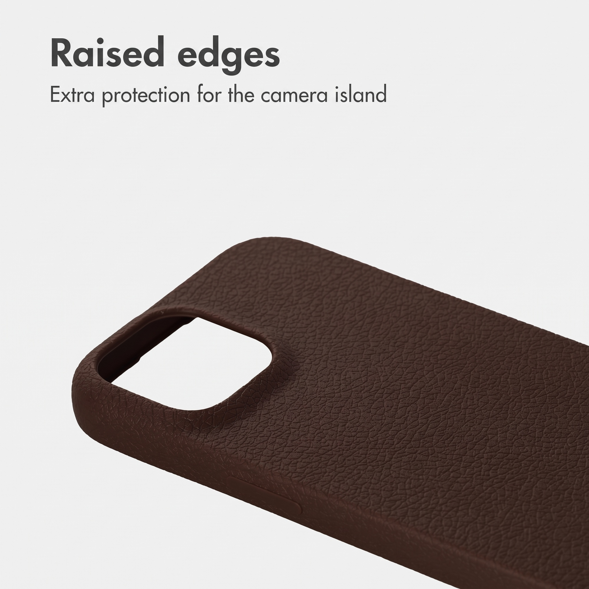 Eine braune Leder-Smartphone-Hülle mit erhöhten Kanten um den Kameraausschnitt vor weißem Hintergrund.